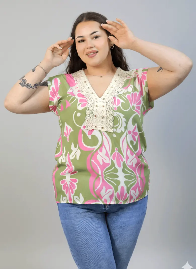 Bluzka plus size z dekoltem V i koronkową aplikacją - Image 18