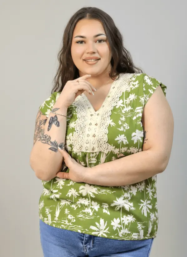 Bluzka plus size z dekoltem V i koronkową aplikacją - Image 2