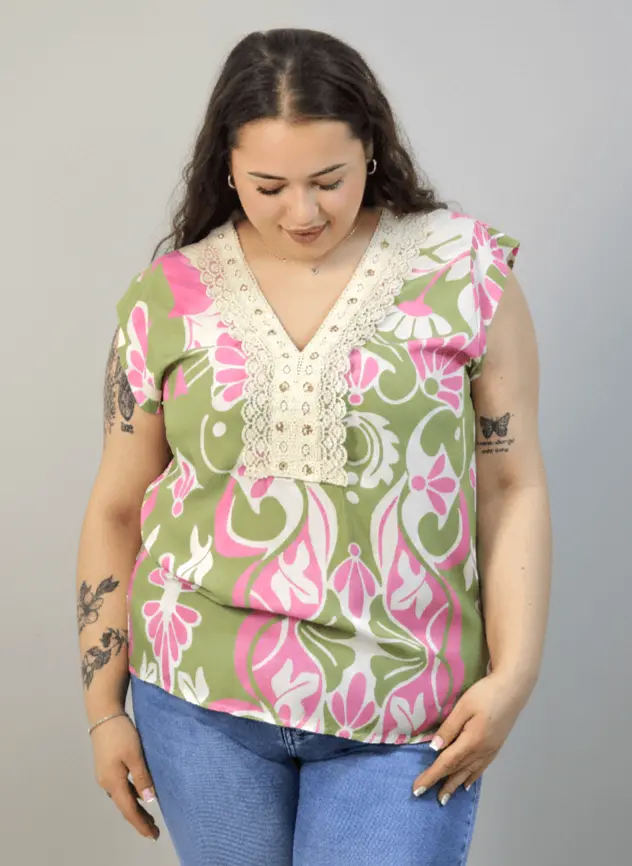 Bluzka plus size z dekoltem V i koronkową aplikacją - Image 21
