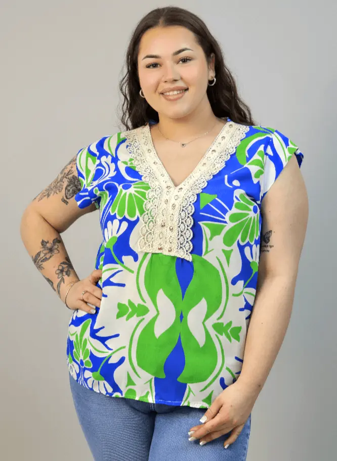 Bluzka plus size z dekoltem V i koronkową aplikacją - Image 5