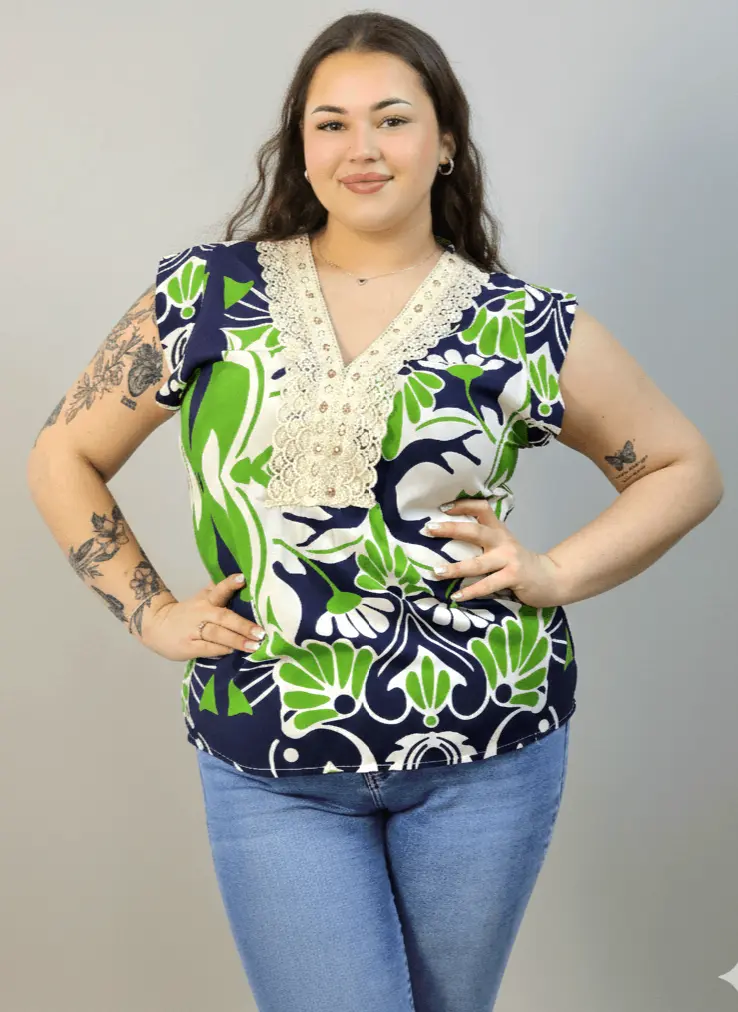 Bluzka plus size z dekoltem V i koronkową aplikacją - Image 6