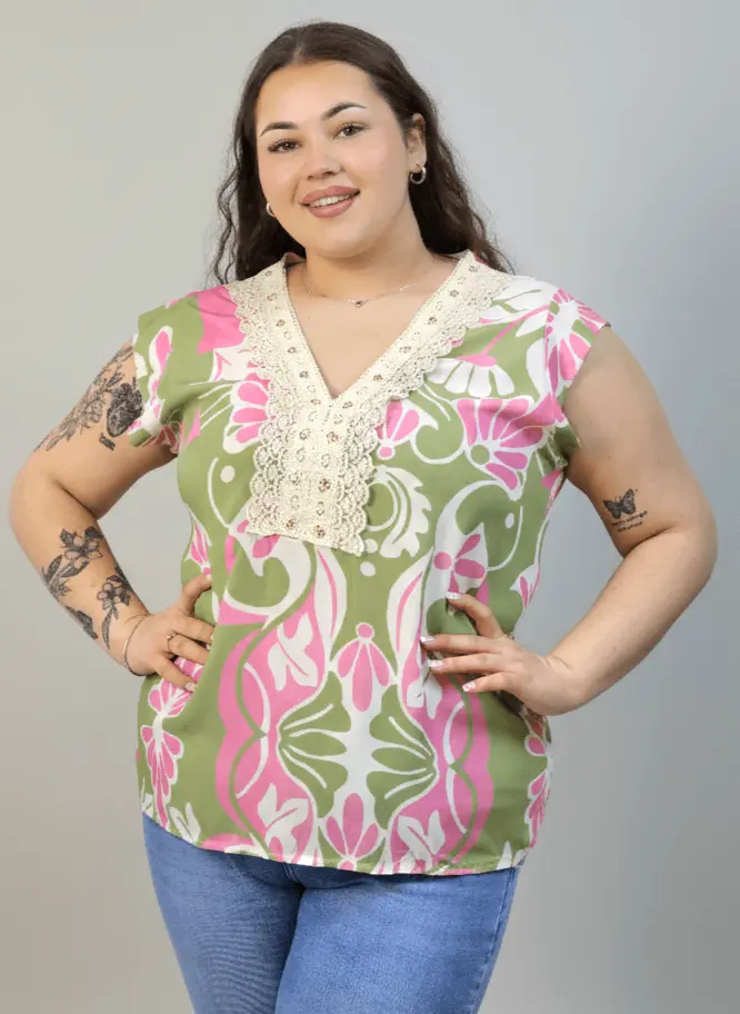 Bluzka plus size z dekoltem V i koronkową aplikacją - Image 7