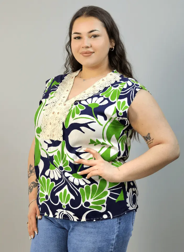 Bluzka plus size z dekoltem V i koronkową aplikacją - Image 8