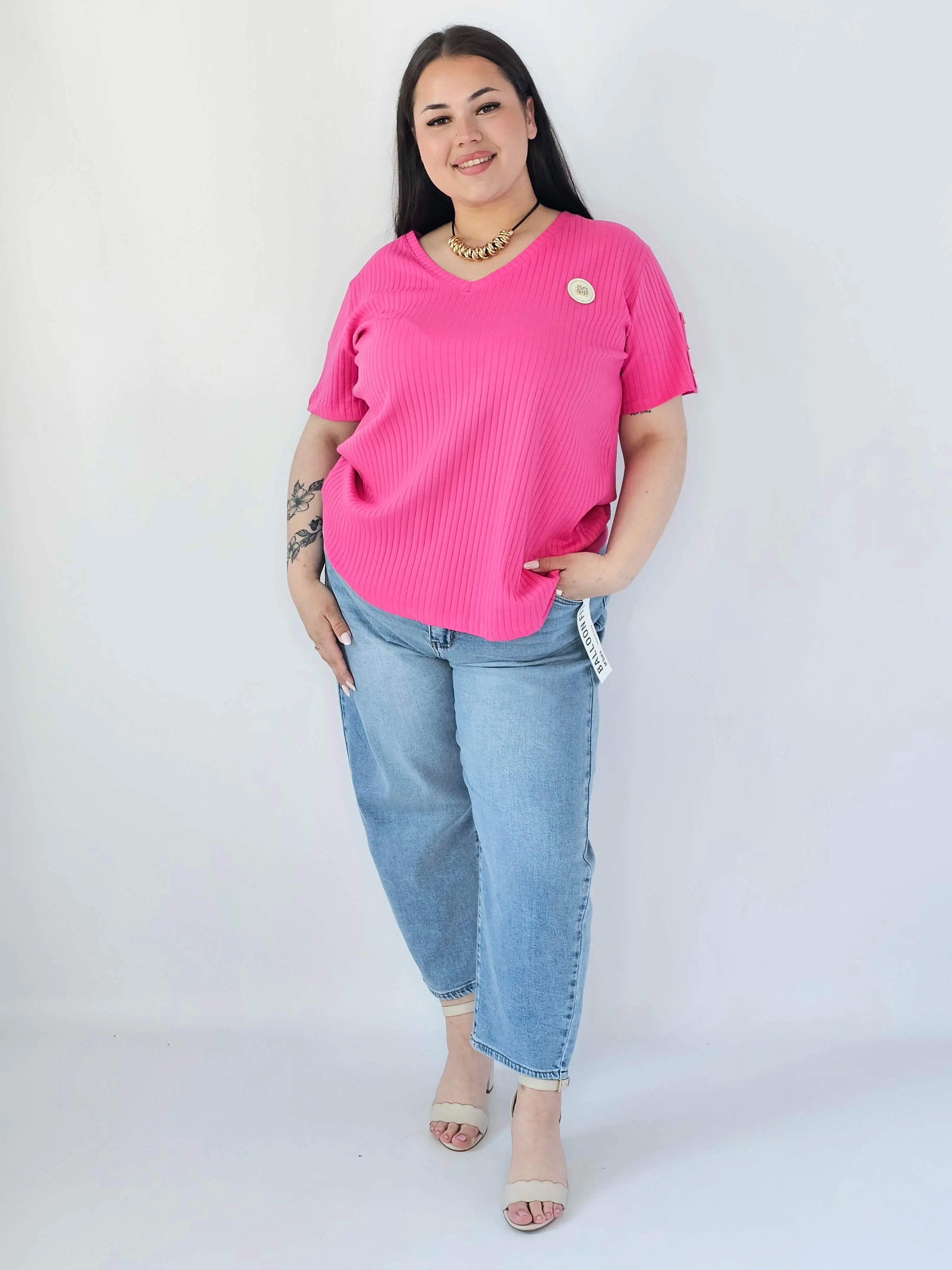 Bluzka Plus Size Z Dekoltem V I Ozdobną Aplikacją - Image 10