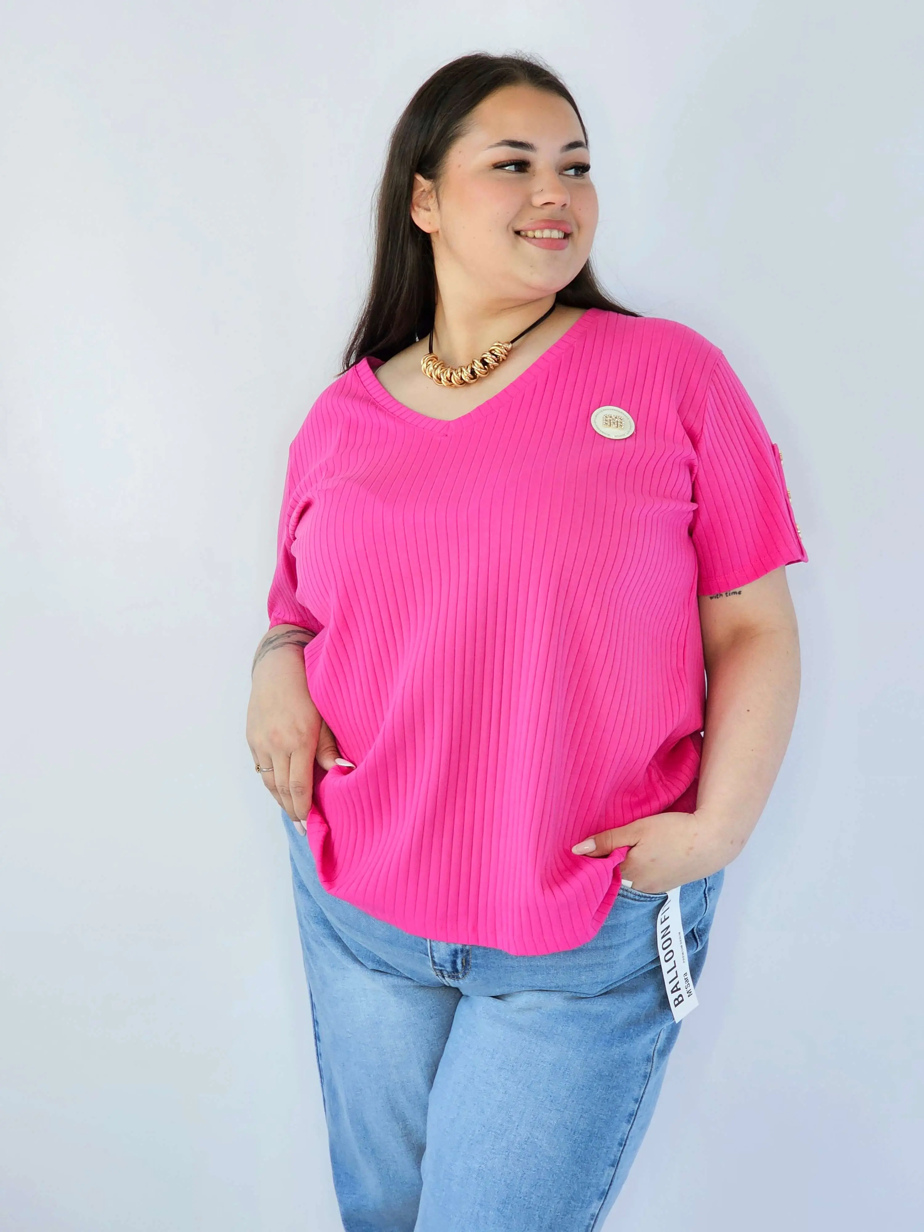 Bluzka Plus Size Z Dekoltem V I Ozdobną Aplikacją - Image 11