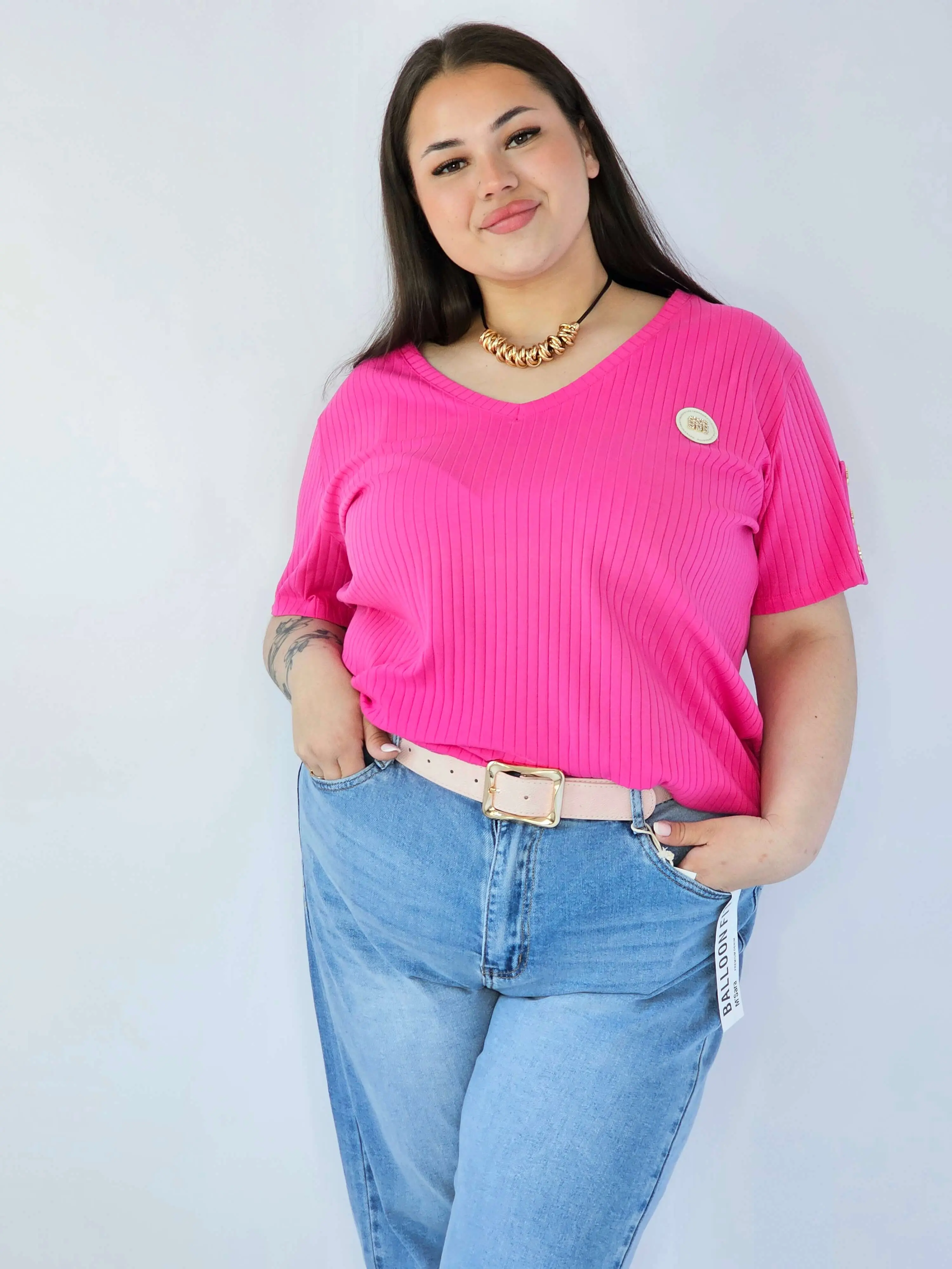 Bluzka Plus Size Z Dekoltem V I Ozdobną Aplikacją - Image 13
