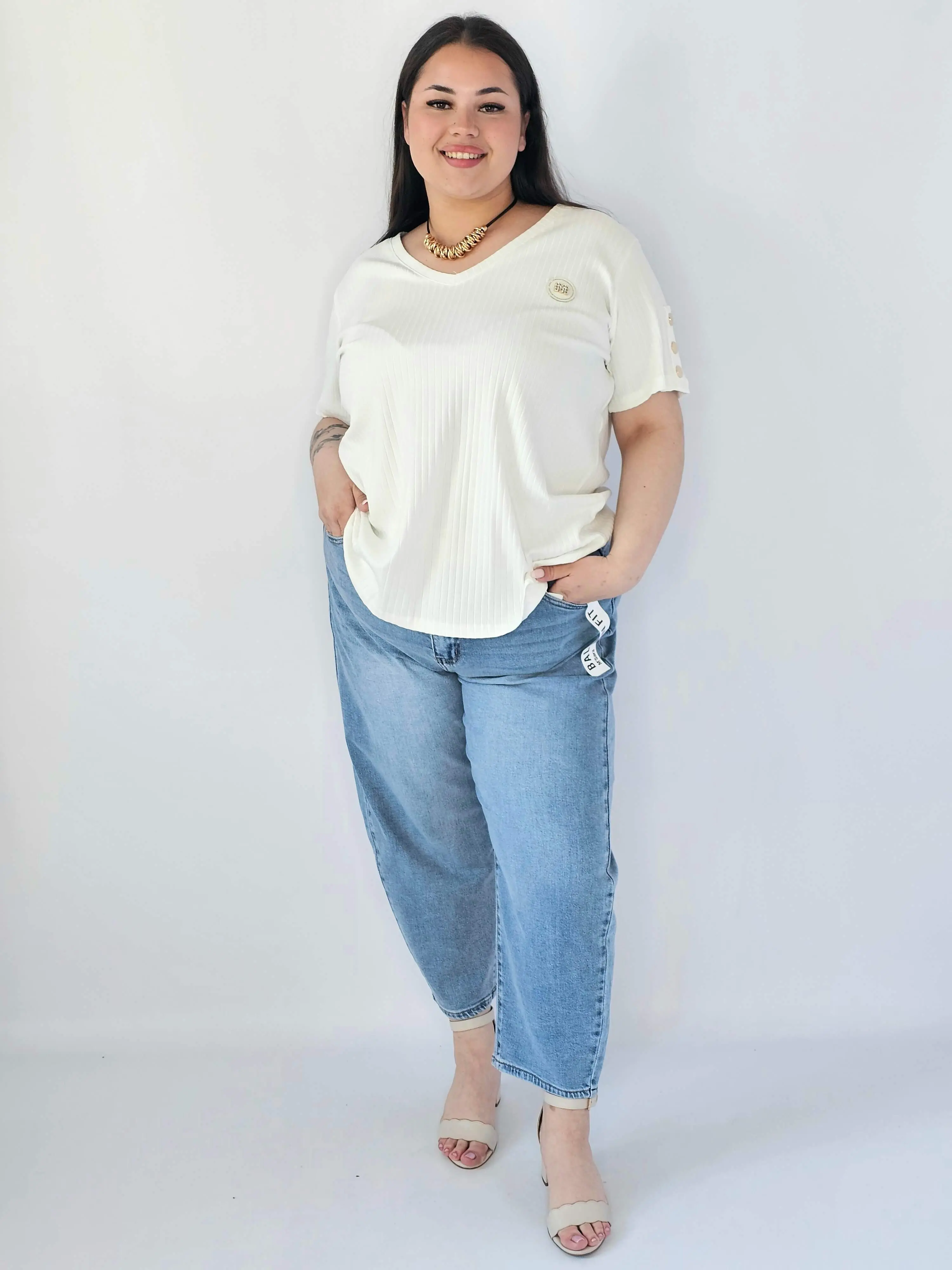 Bluzka Plus Size Z Dekoltem V I Ozdobną Aplikacją - Image 15