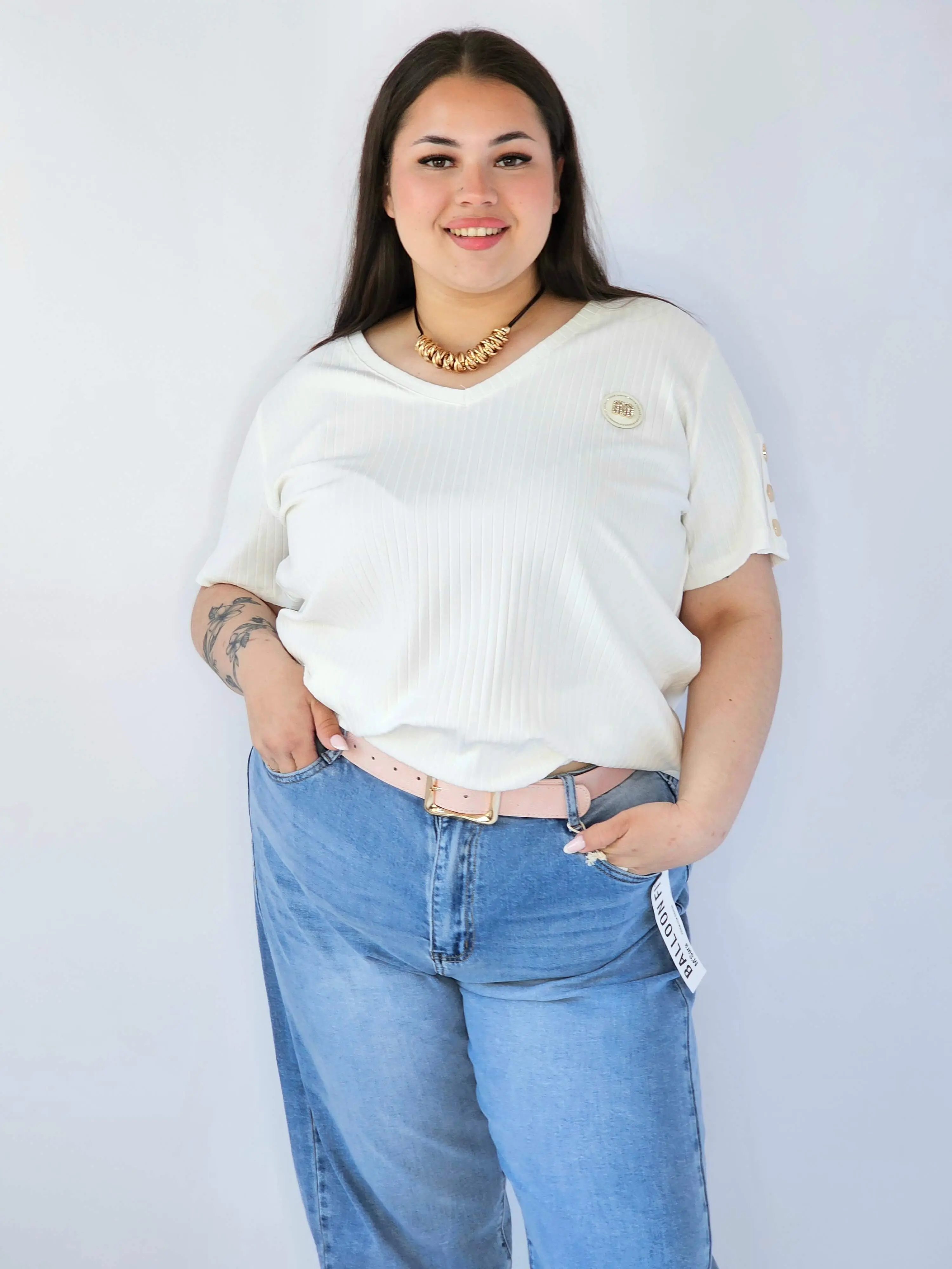 Bluzka Plus Size Z Dekoltem V I Ozdobną Aplikacją - Image 16