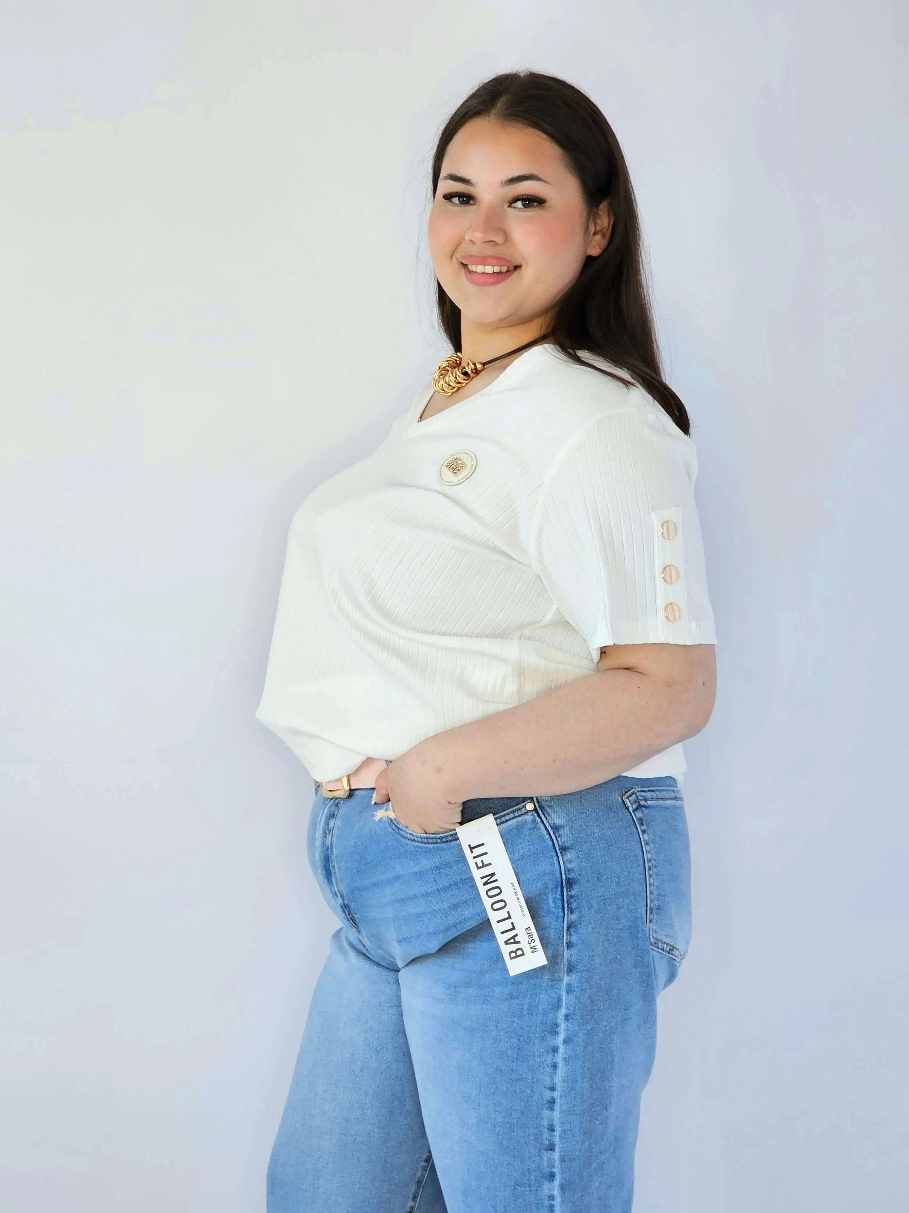 Bluzka Plus Size Z Dekoltem V I Ozdobną Aplikacją - Image 17