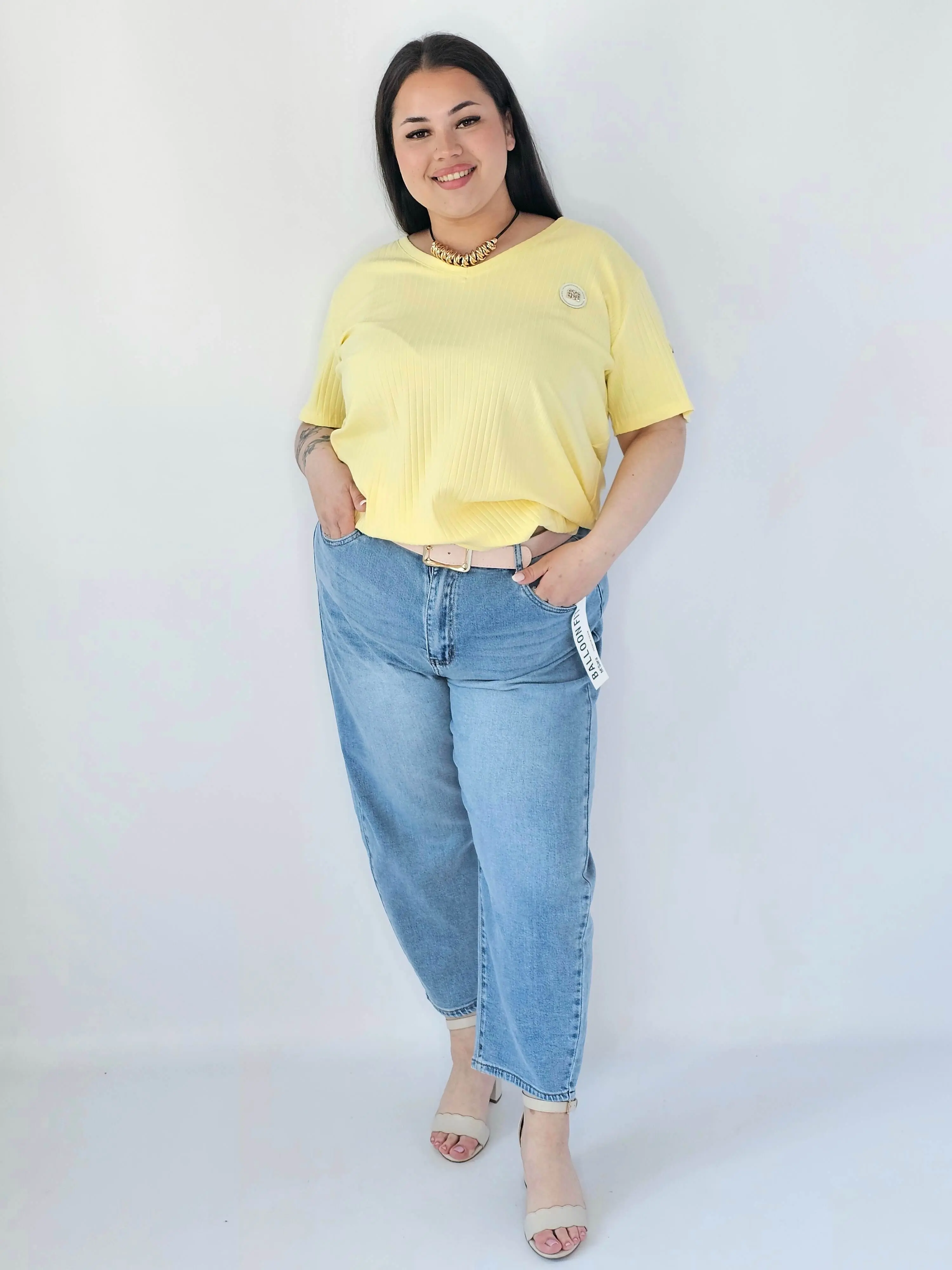 Bluzka Plus Size Z Dekoltem V I Ozdobną Aplikacją - Image 18