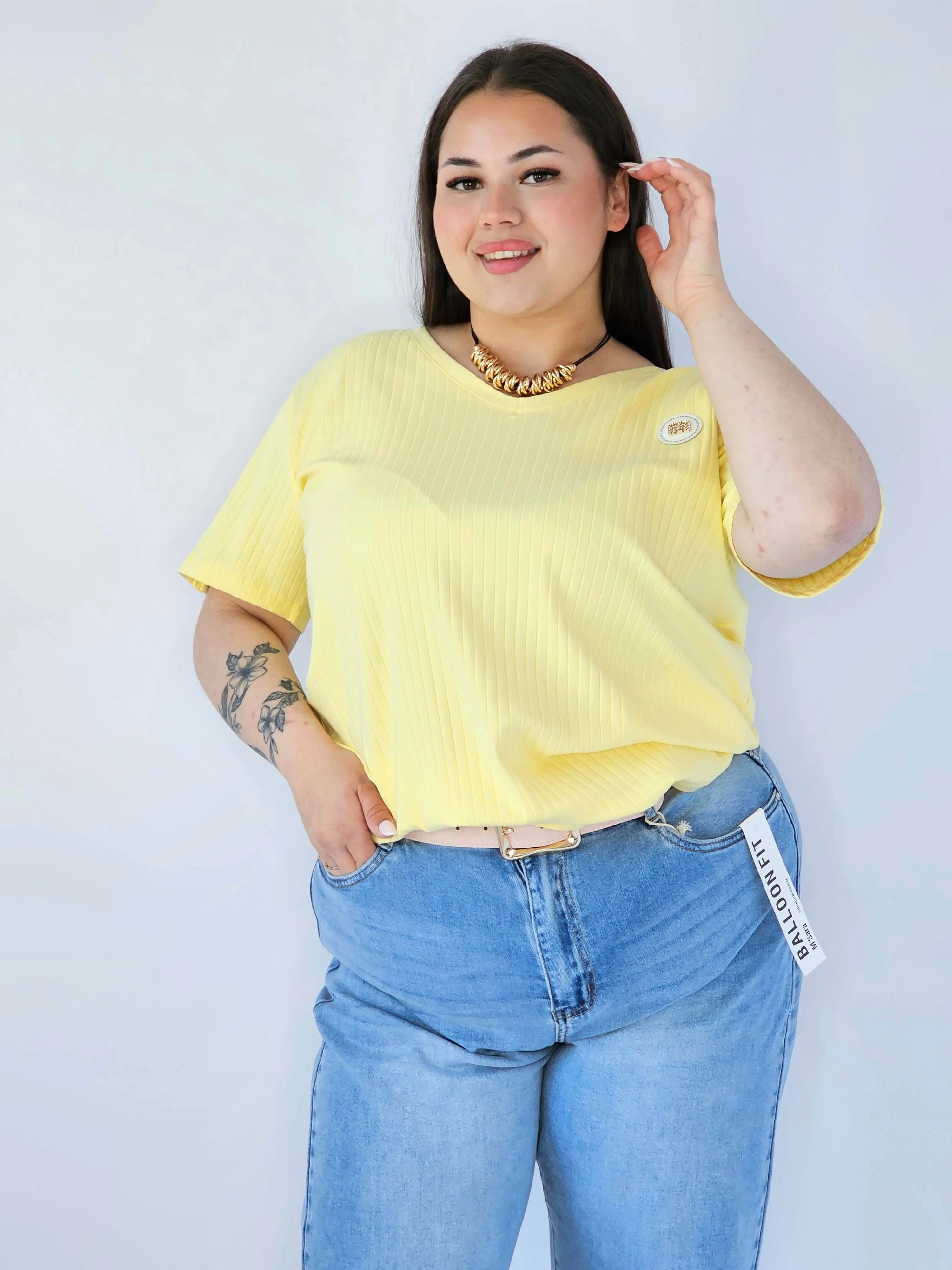 Bluzka Plus Size Z Dekoltem V I Ozdobną Aplikacją - Image 19