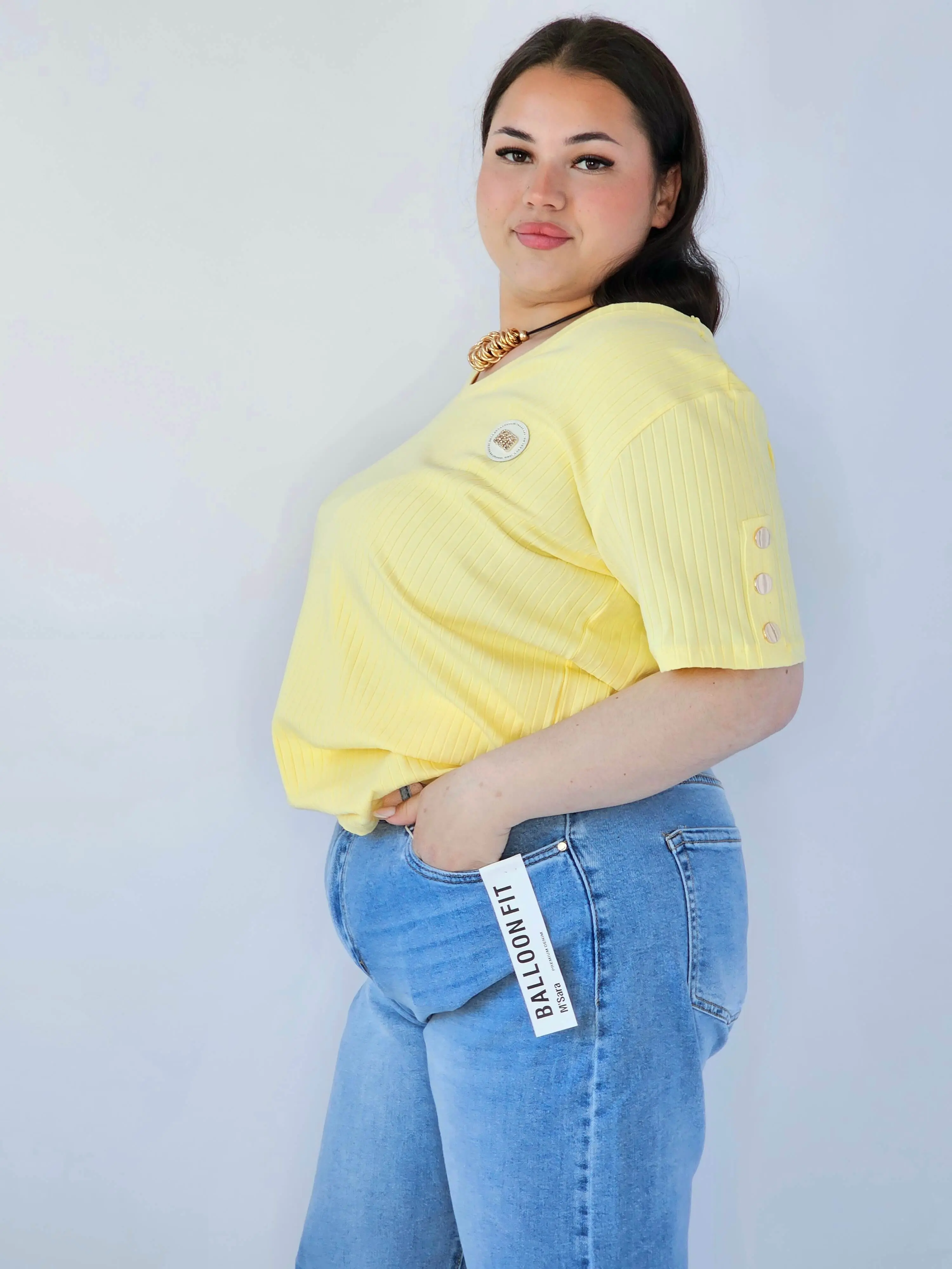 Bluzka Plus Size Z Dekoltem V I Ozdobną Aplikacją - Image 20