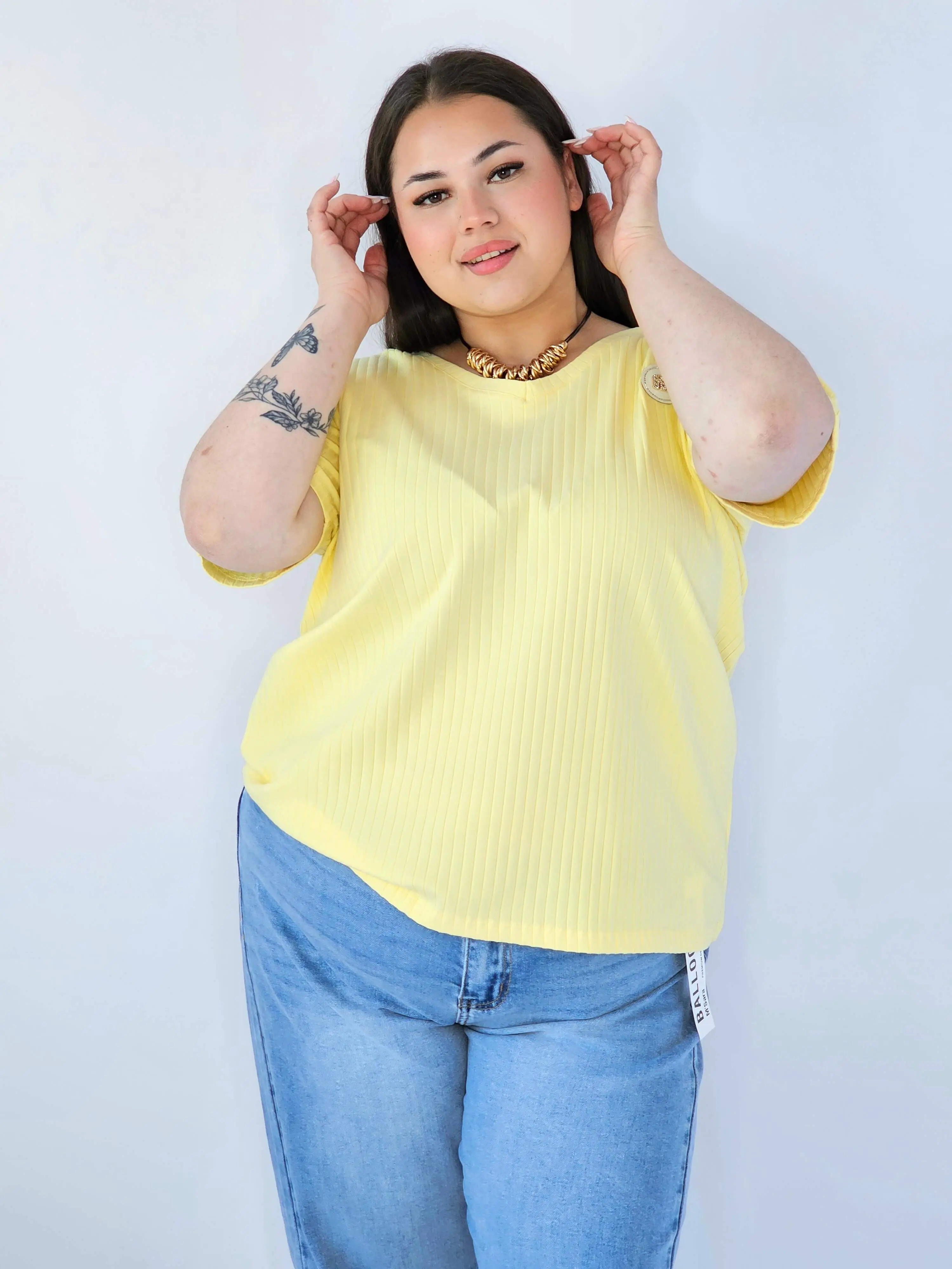Bluzka Plus Size Z Dekoltem V I Ozdobną Aplikacją - Image 21