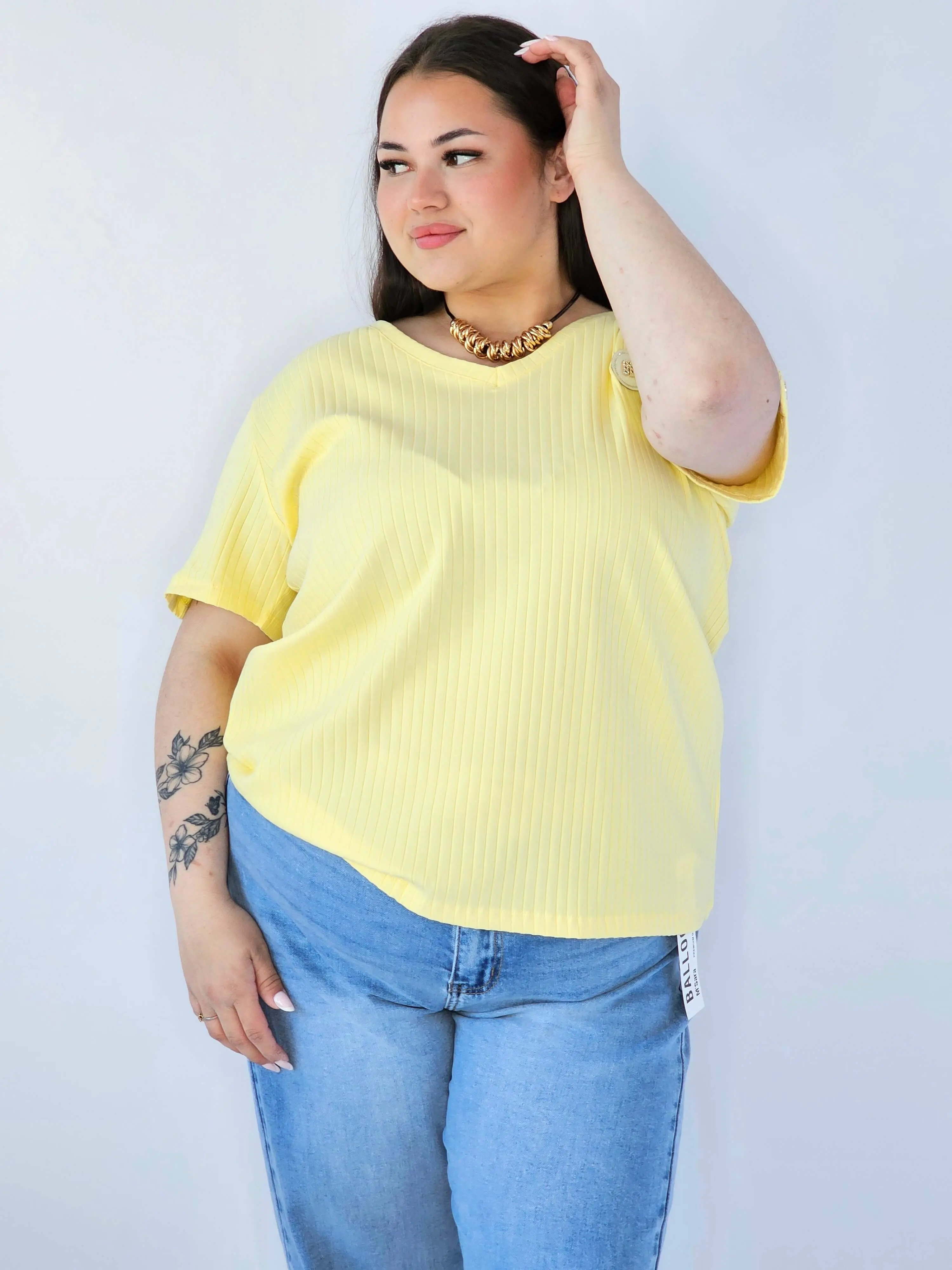 Bluzka Plus Size Z Dekoltem V I Ozdobną Aplikacją - Image 22