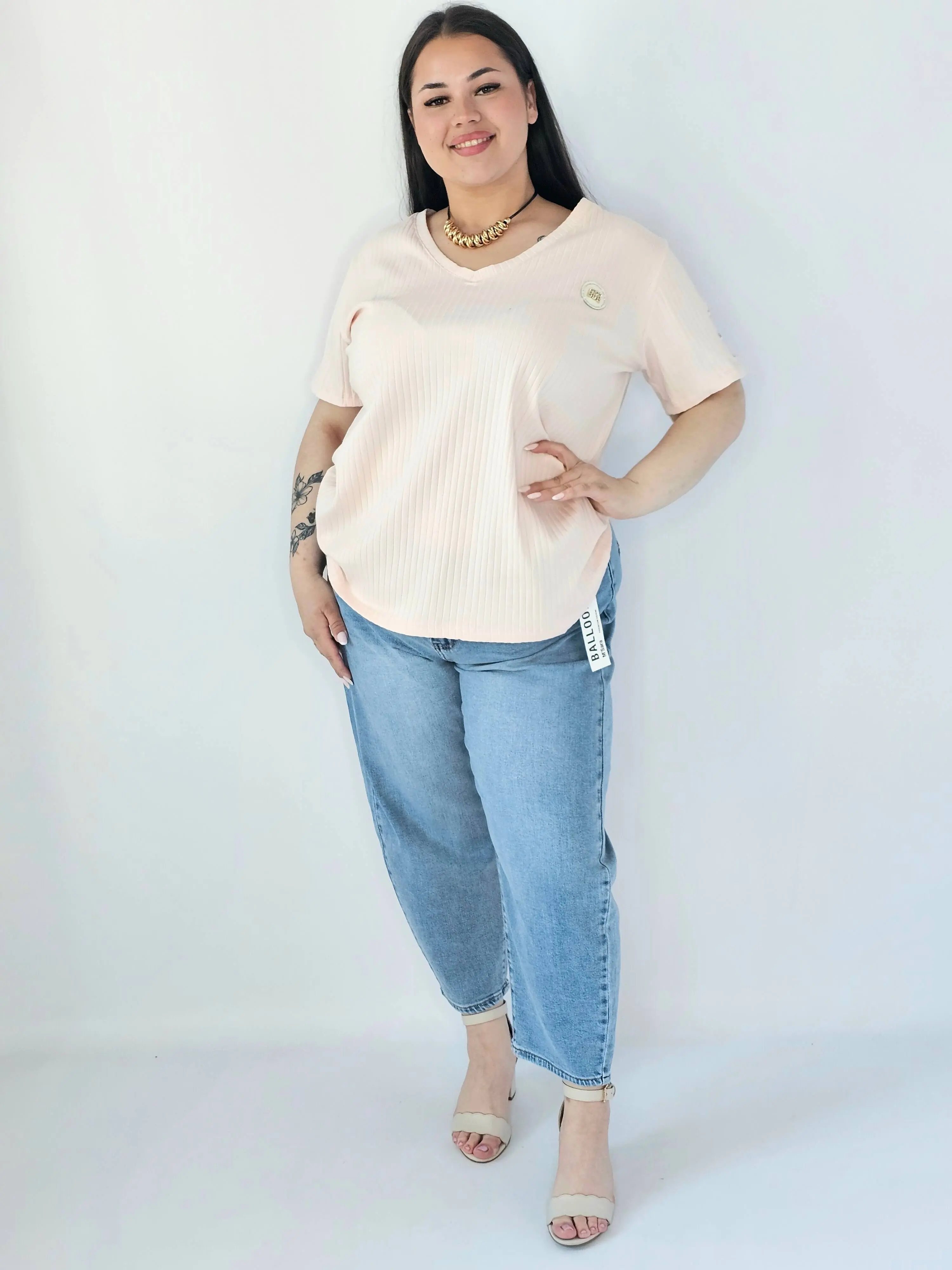 Bluzka Plus Size Z Dekoltem V I Ozdobną Aplikacją - Image 23