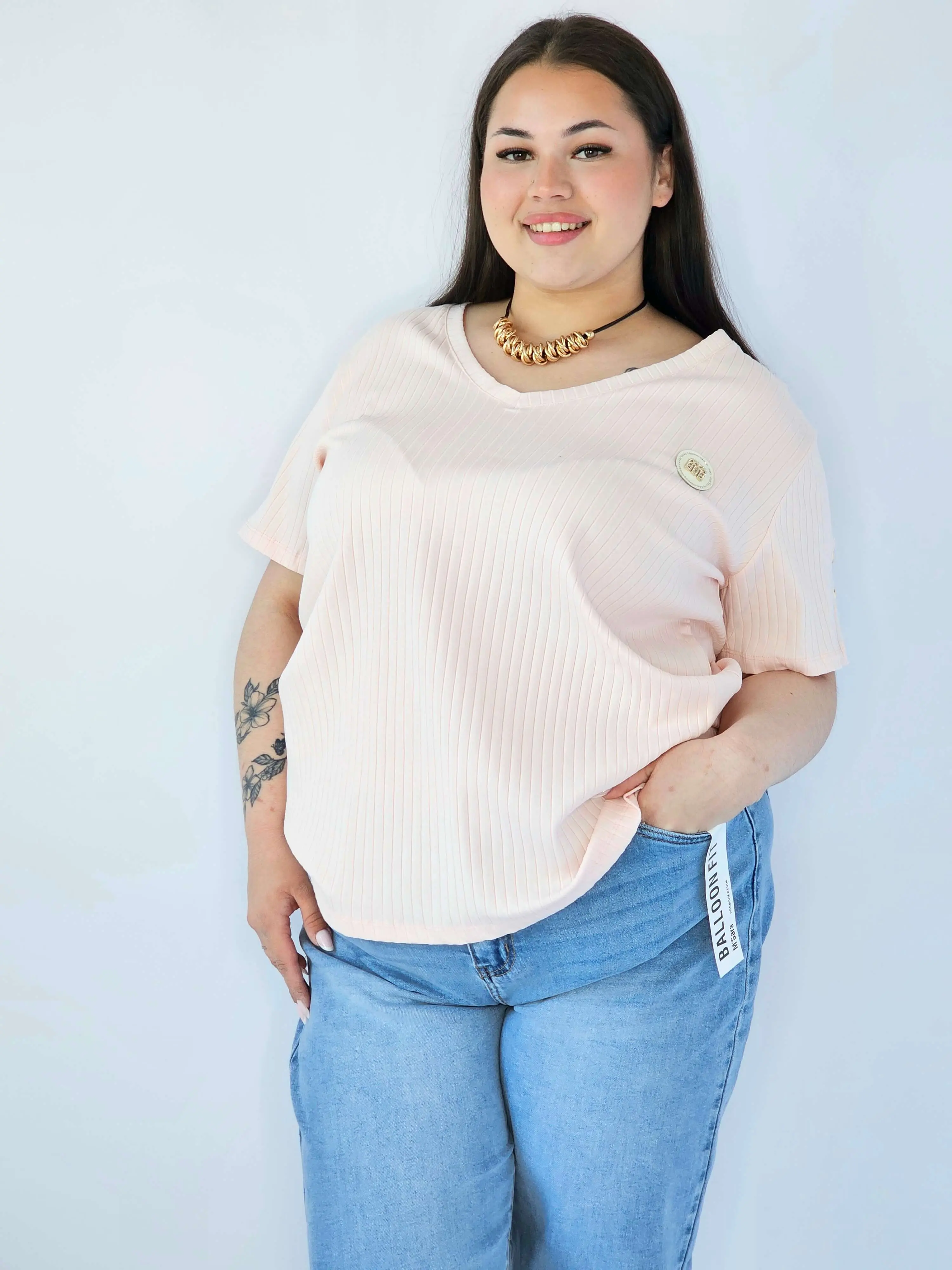 Bluzka Plus Size Z Dekoltem V I Ozdobną Aplikacją - Image 24