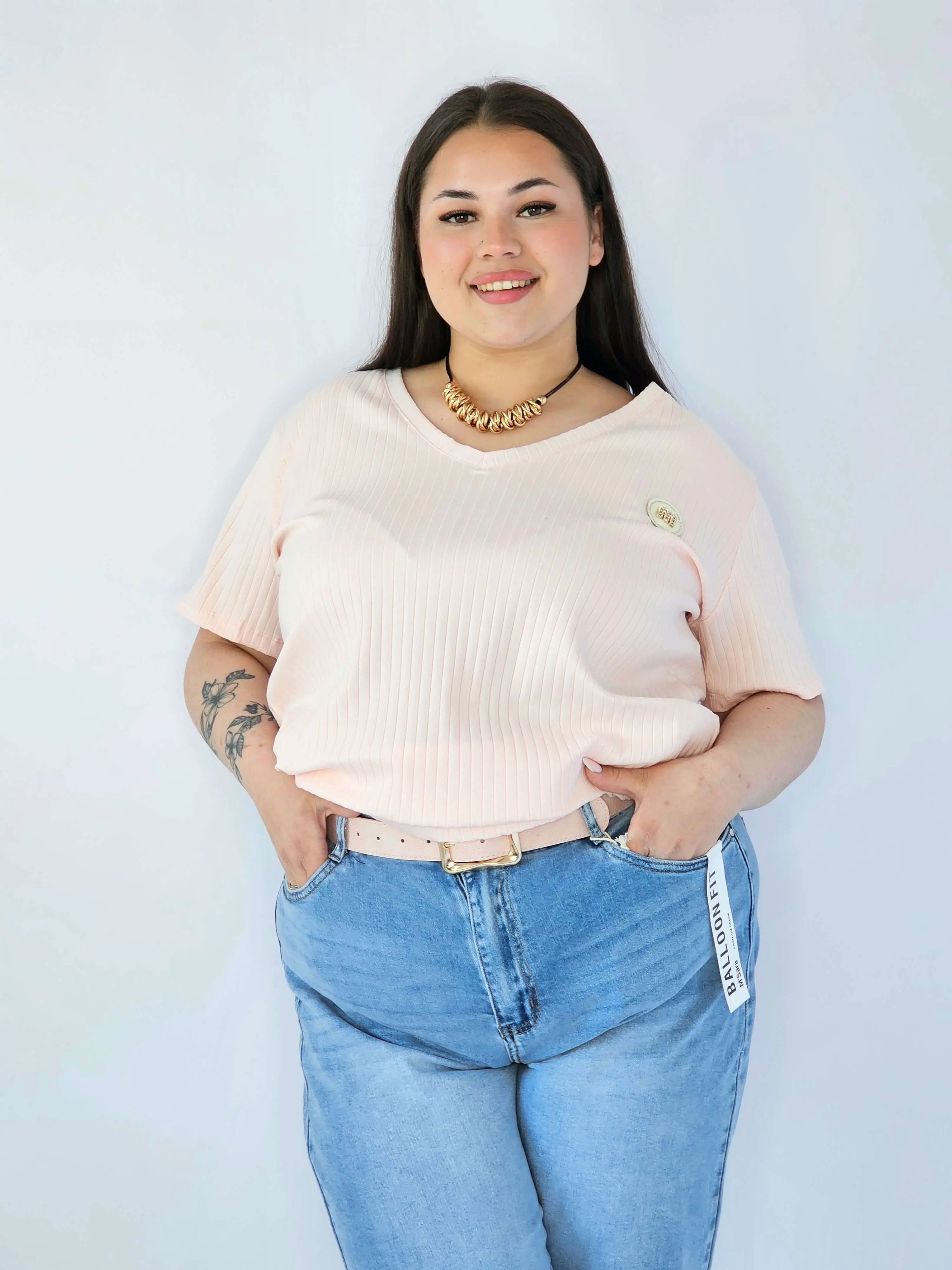 Bluzka Plus Size Z Dekoltem V I Ozdobną Aplikacją - Image 25