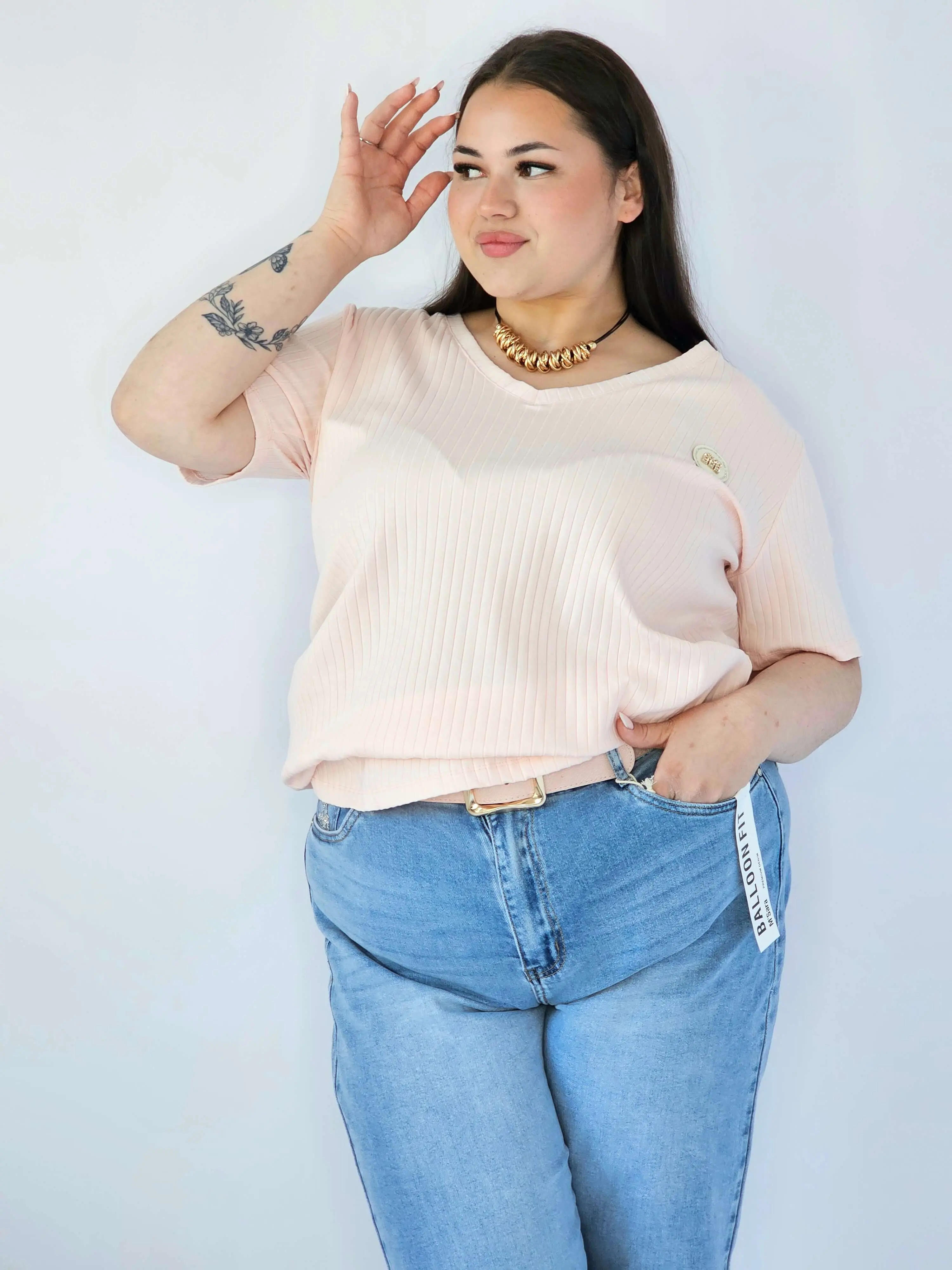 Bluzka Plus Size Z Dekoltem V I Ozdobną Aplikacją - Image 26