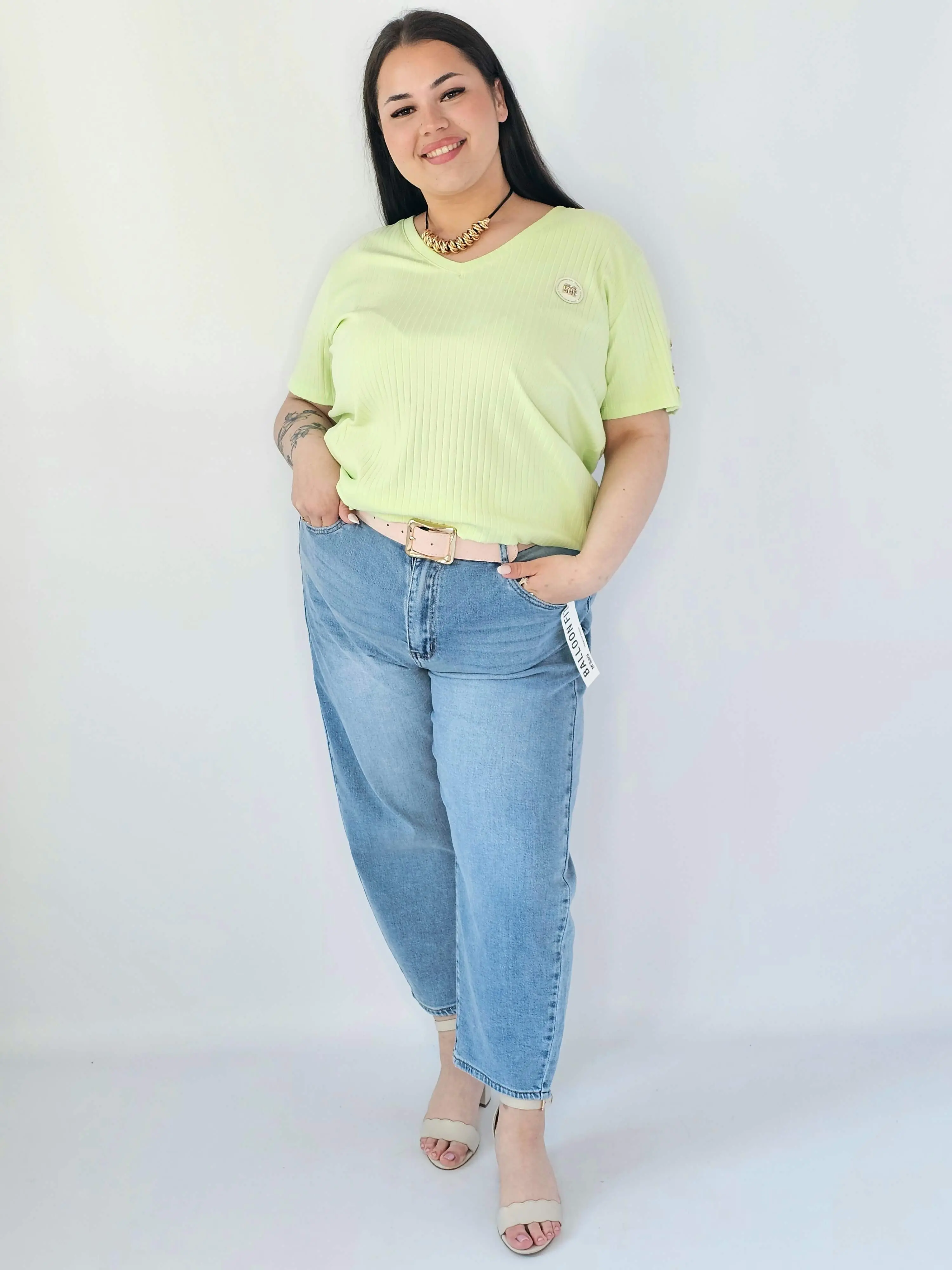 Bluzka Plus Size Z Dekoltem V I Ozdobną Aplikacją - Image 27