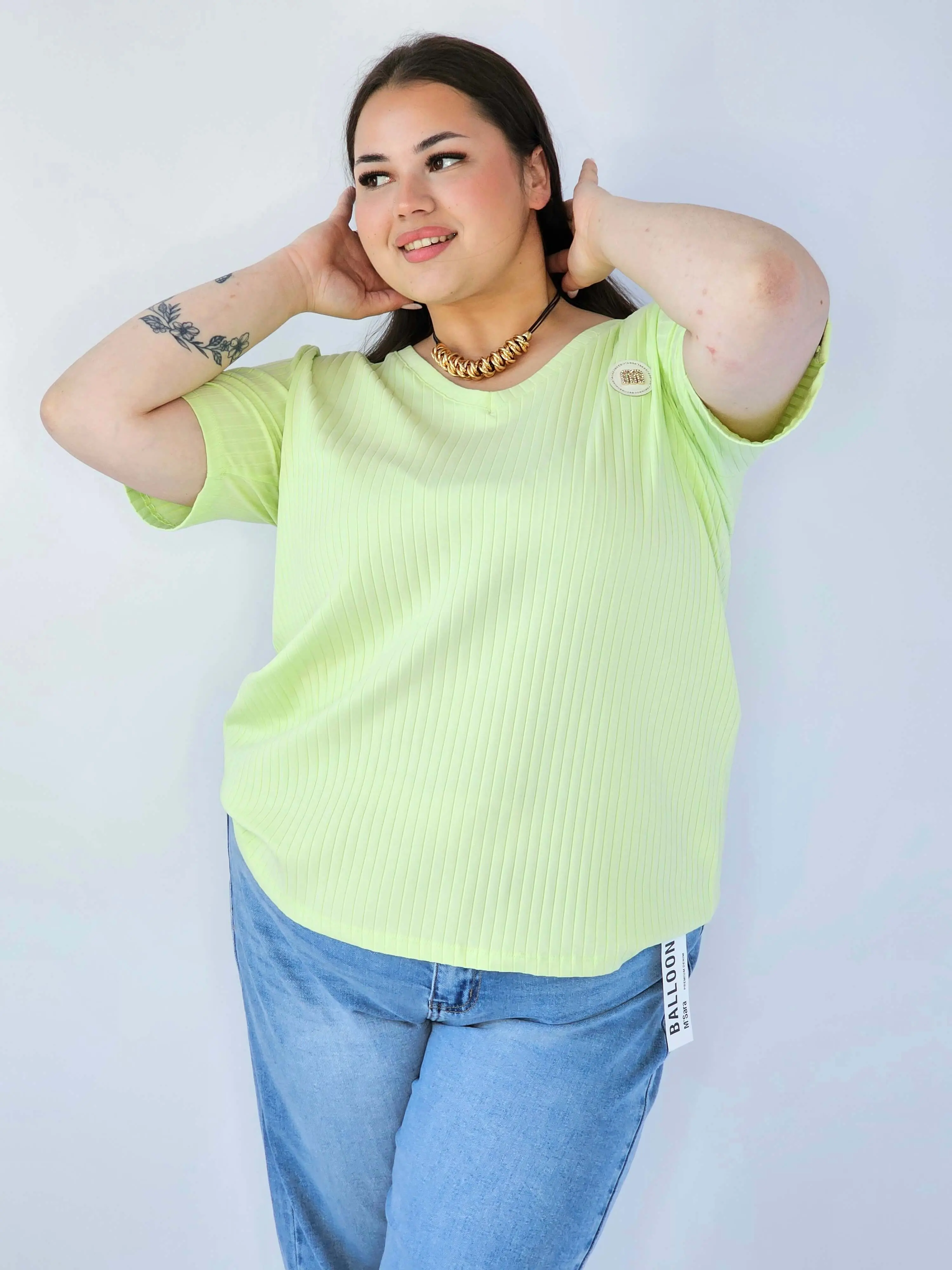 Bluzka Plus Size Z Dekoltem V I Ozdobną Aplikacją - Image 28