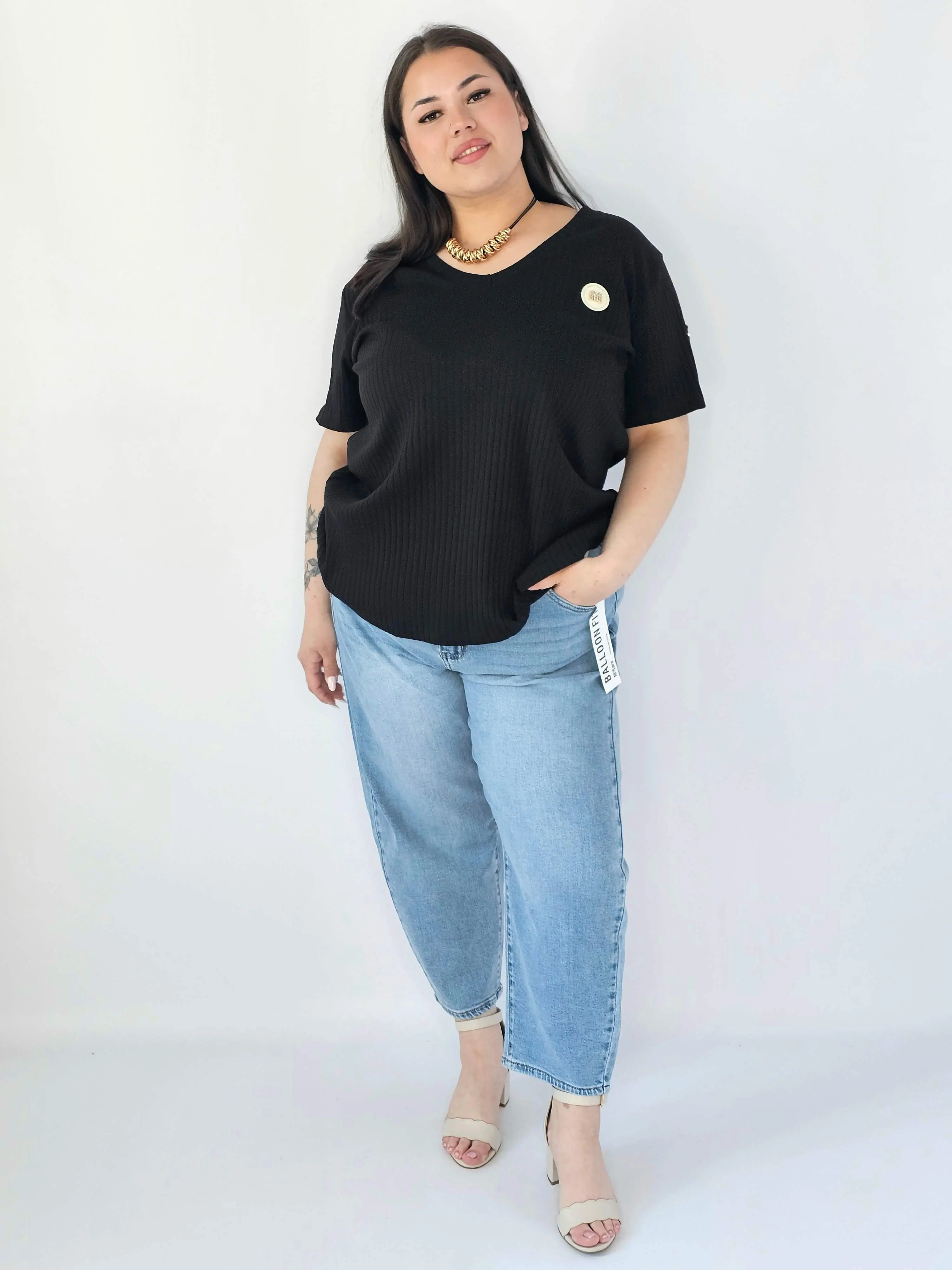 Bluzka Plus Size Z Dekoltem V I Ozdobną Aplikacją - Image 29