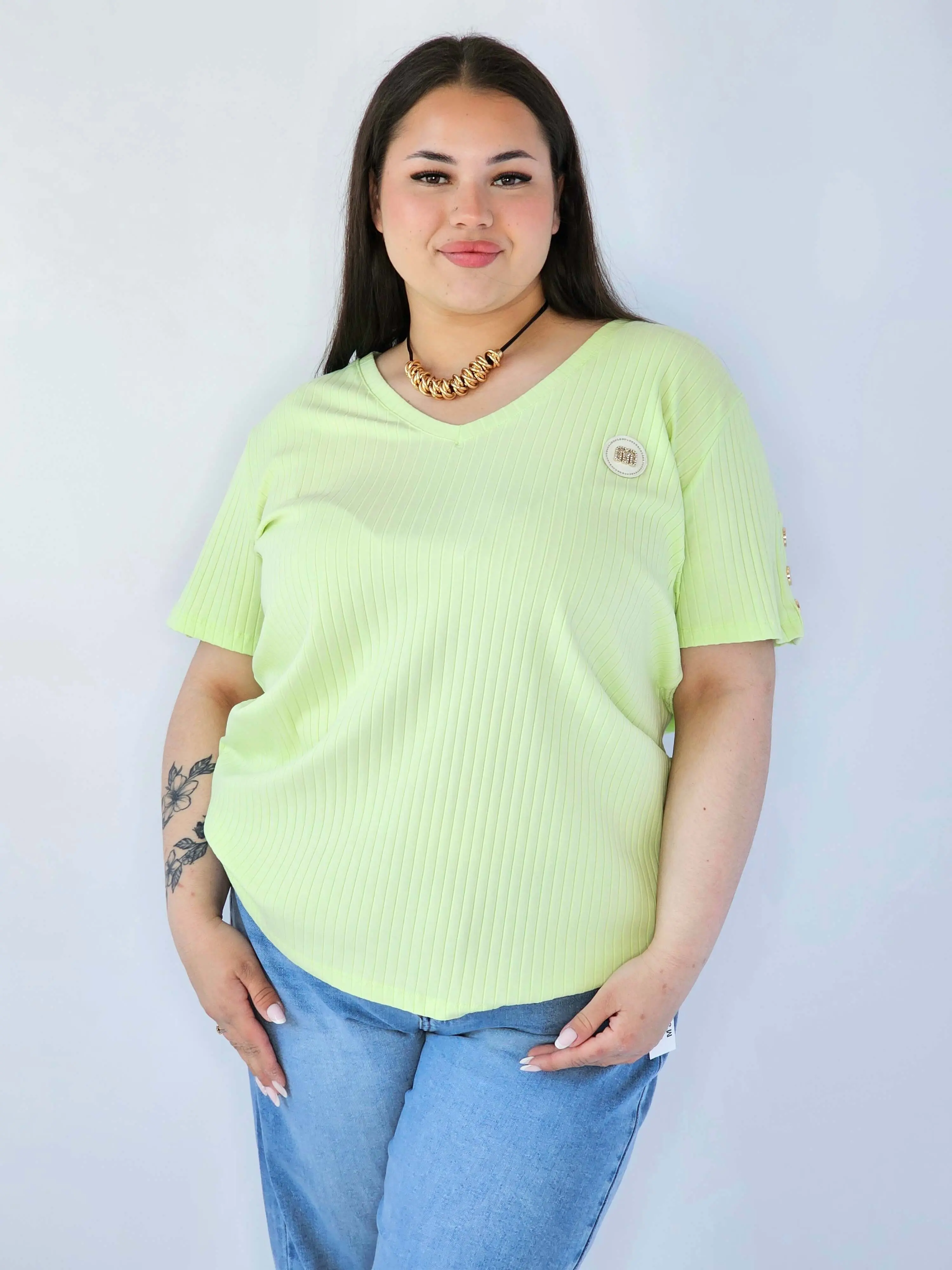 Bluzka Plus Size Z Dekoltem V I Ozdobną Aplikacją - Image 3