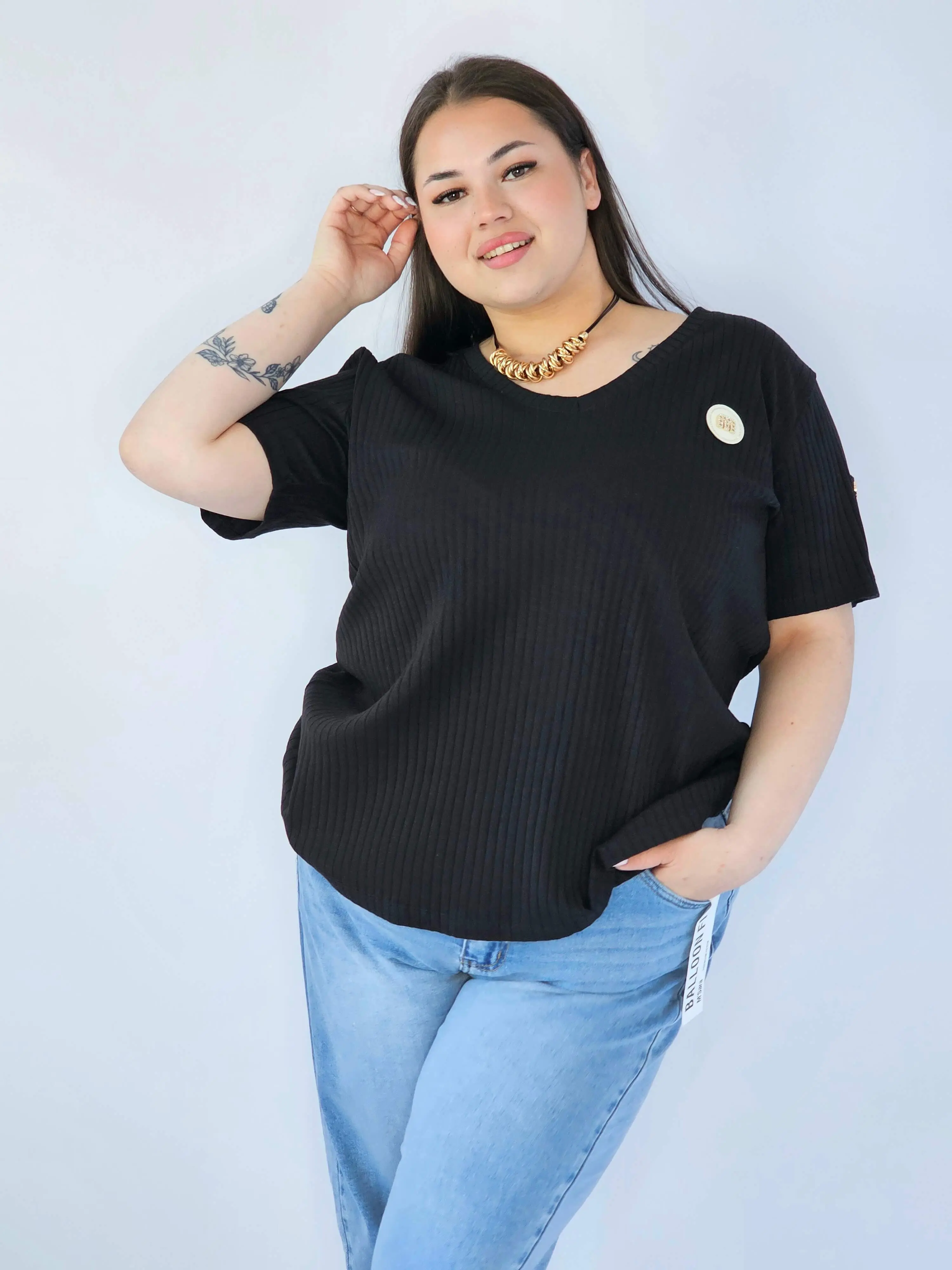 Bluzka Plus Size Z Dekoltem V I Ozdobną Aplikacją - Image 30