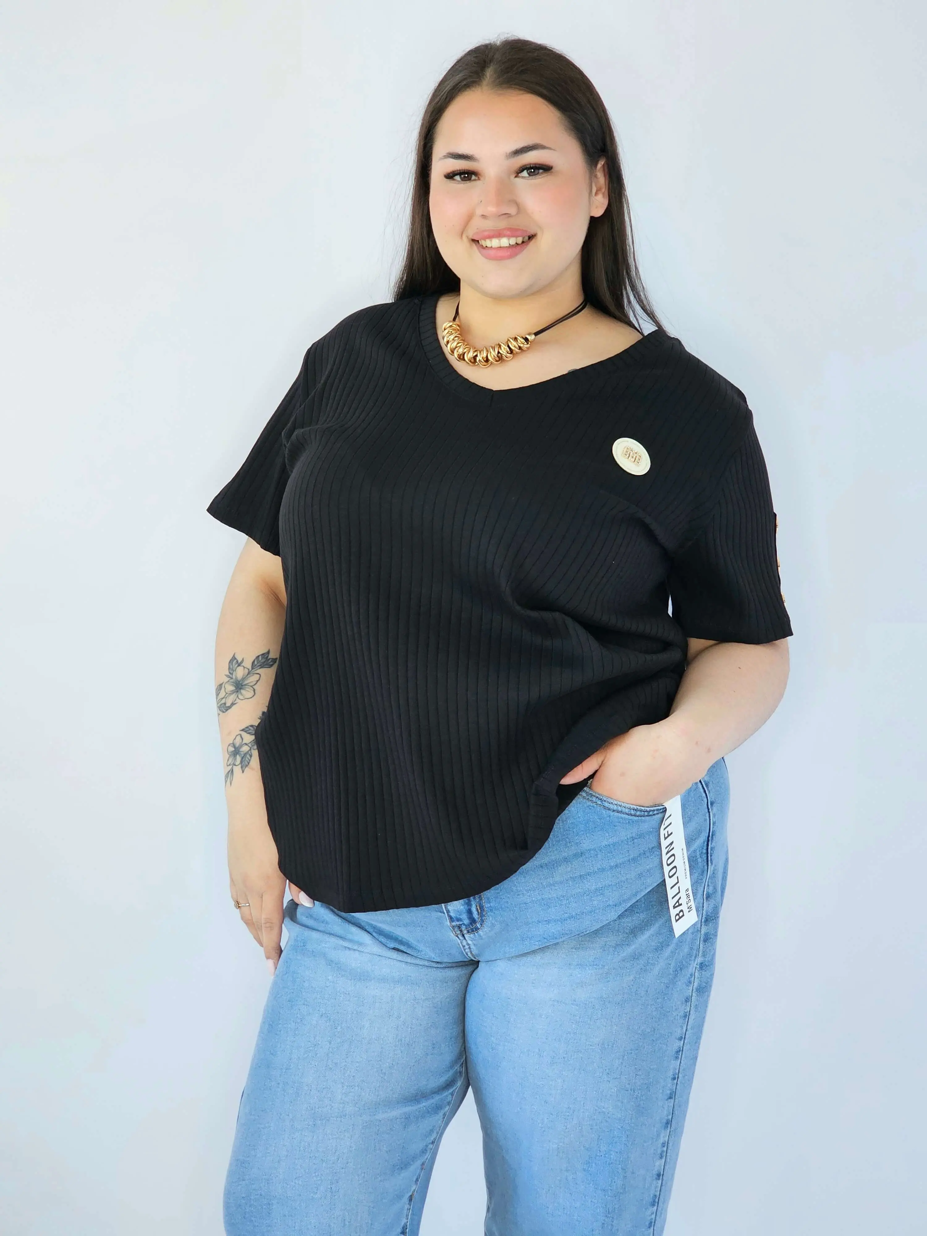 Bluzka Plus Size Z Dekoltem V I Ozdobną Aplikacją - Image 31