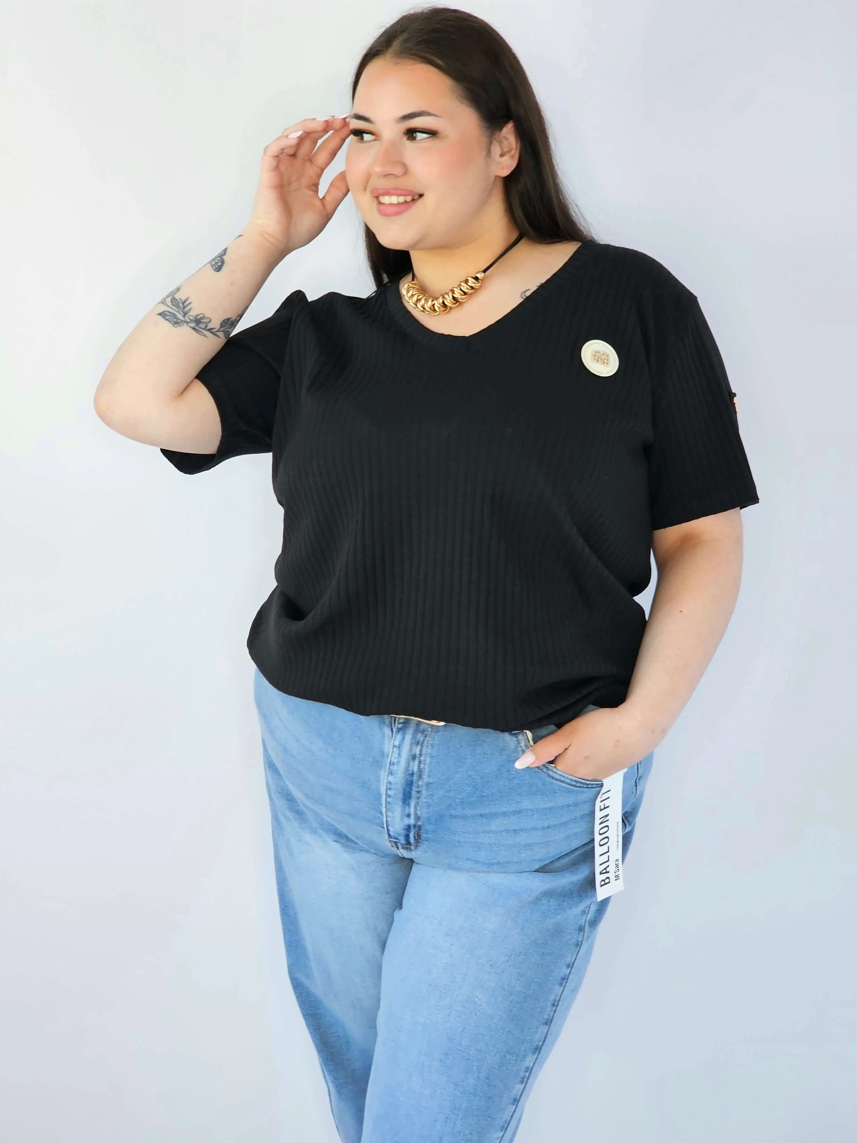 Bluzka Plus Size Z Dekoltem V I Ozdobną Aplikacją - Image 33