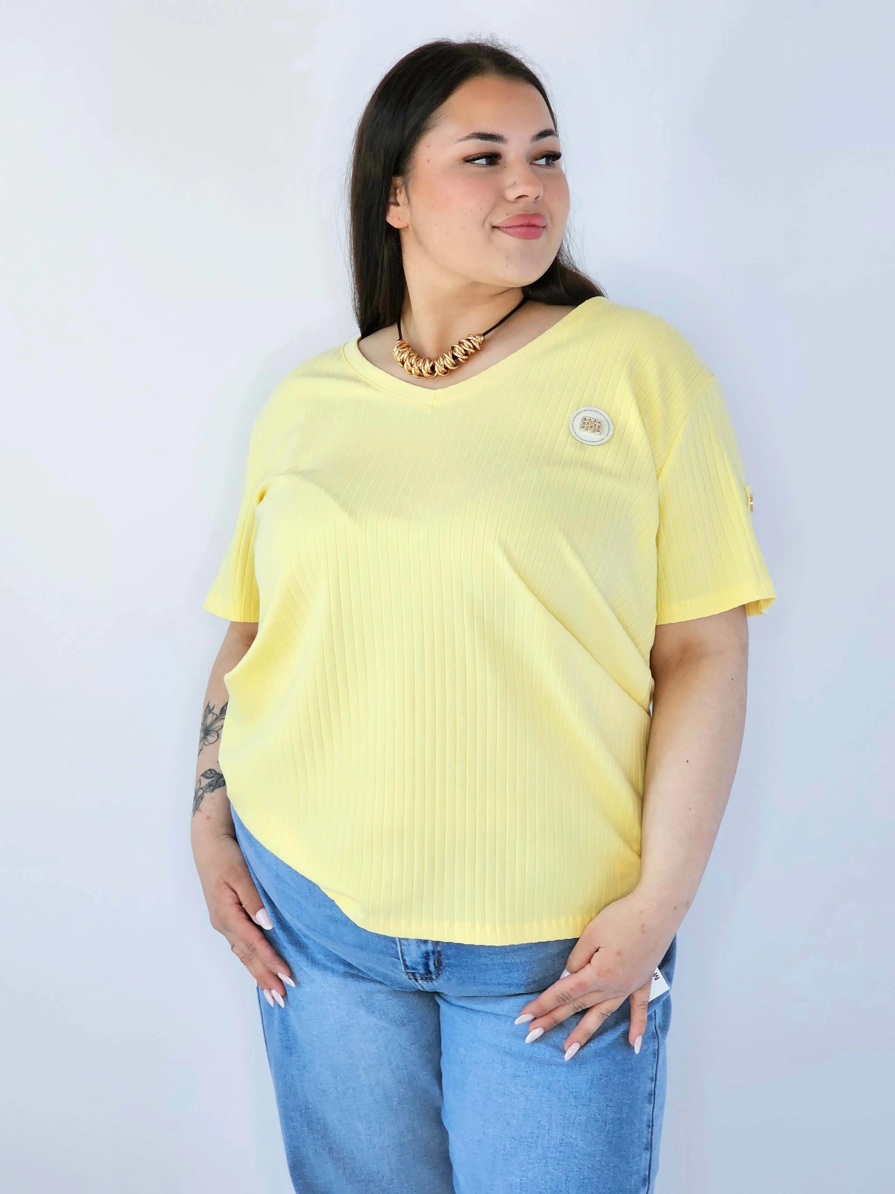 Bluzka Plus Size Z Dekoltem V I Ozdobną Aplikacją - Image 5