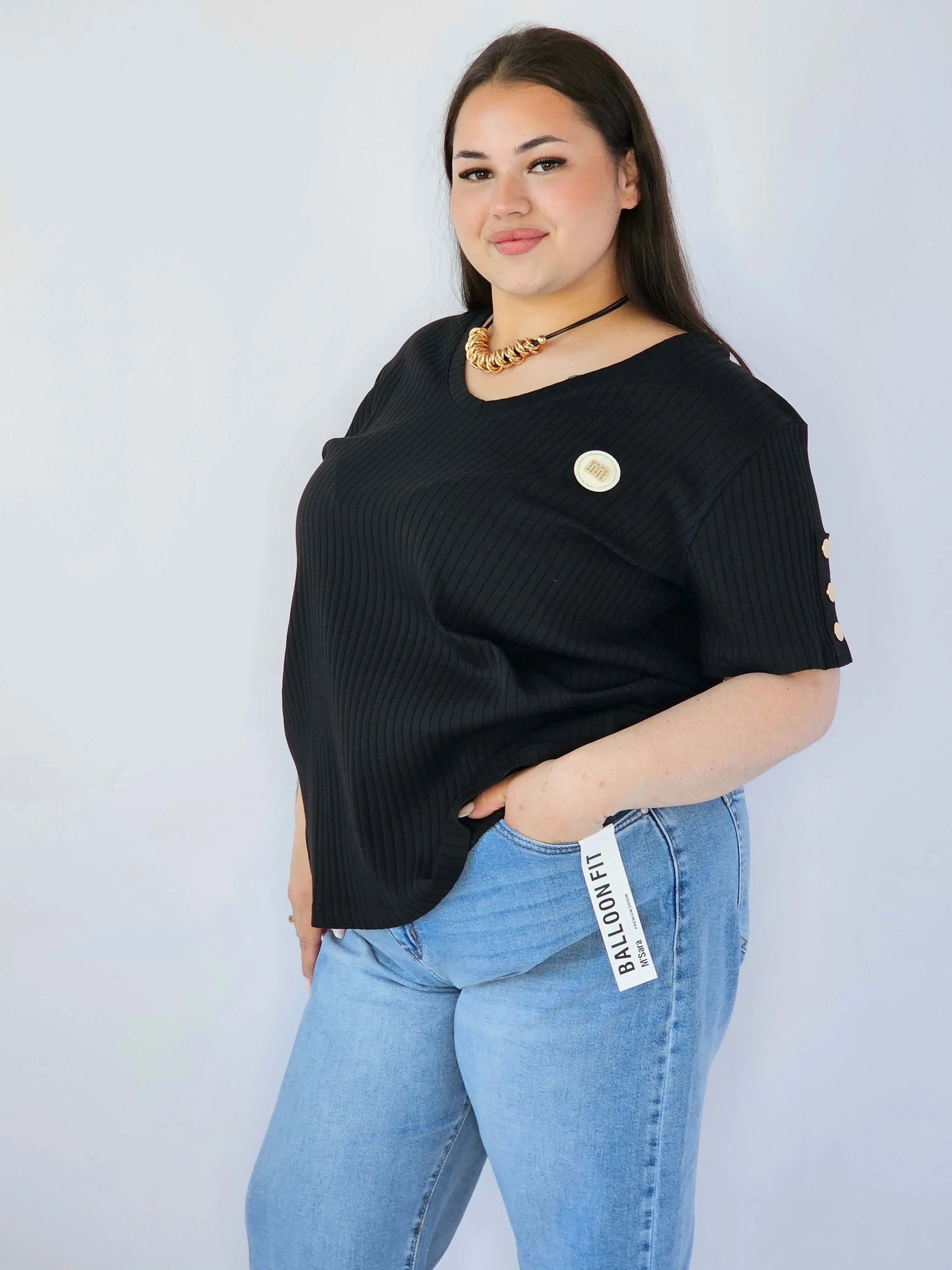 Bluzka Plus Size Z Dekoltem V I Ozdobną Aplikacją - Image 6