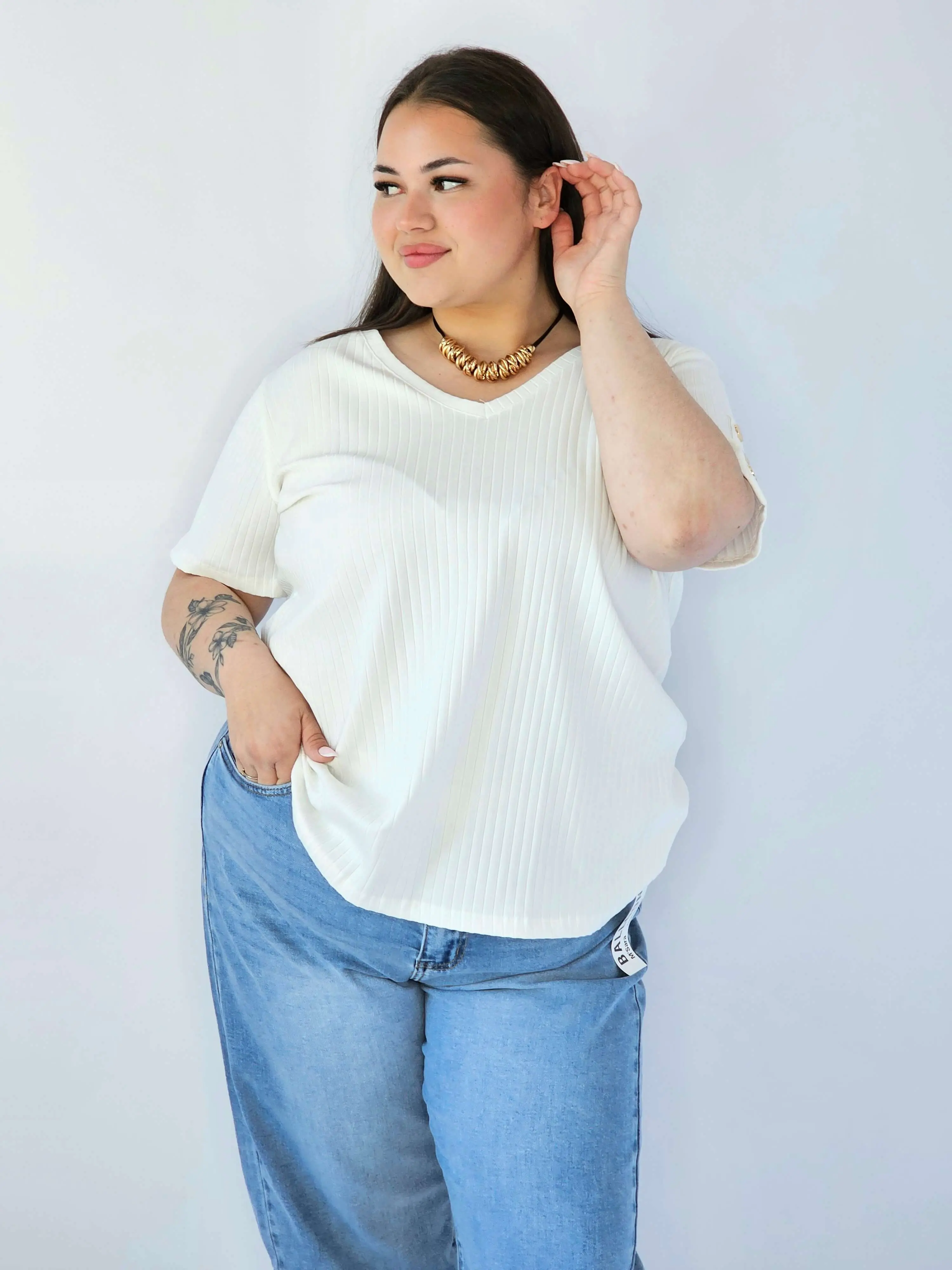 Bluzka Plus Size Z Dekoltem V I Ozdobną Aplikacją - Image 7