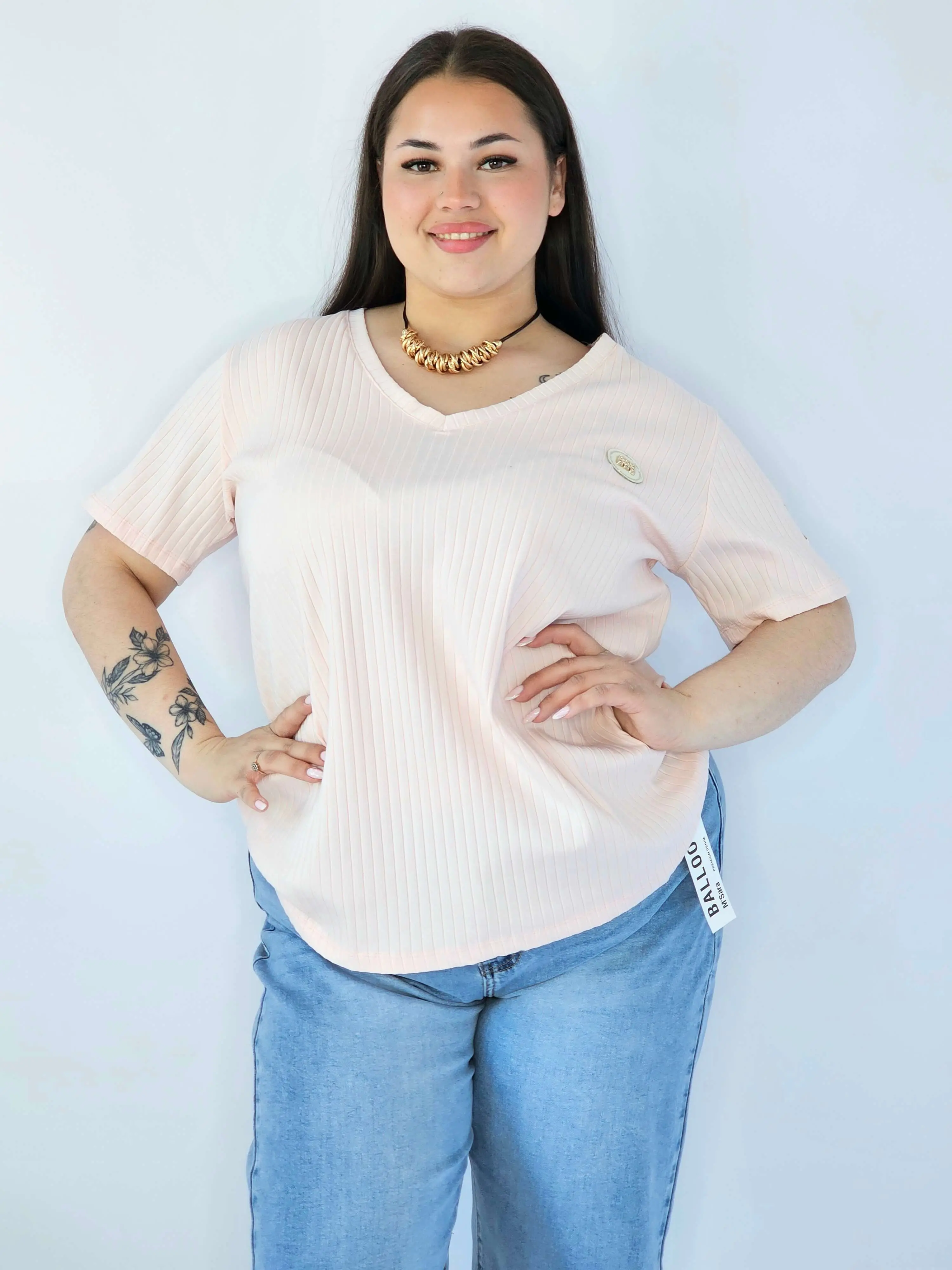 Bluzka Plus Size Z Dekoltem V I Ozdobną Aplikacją - Image 8