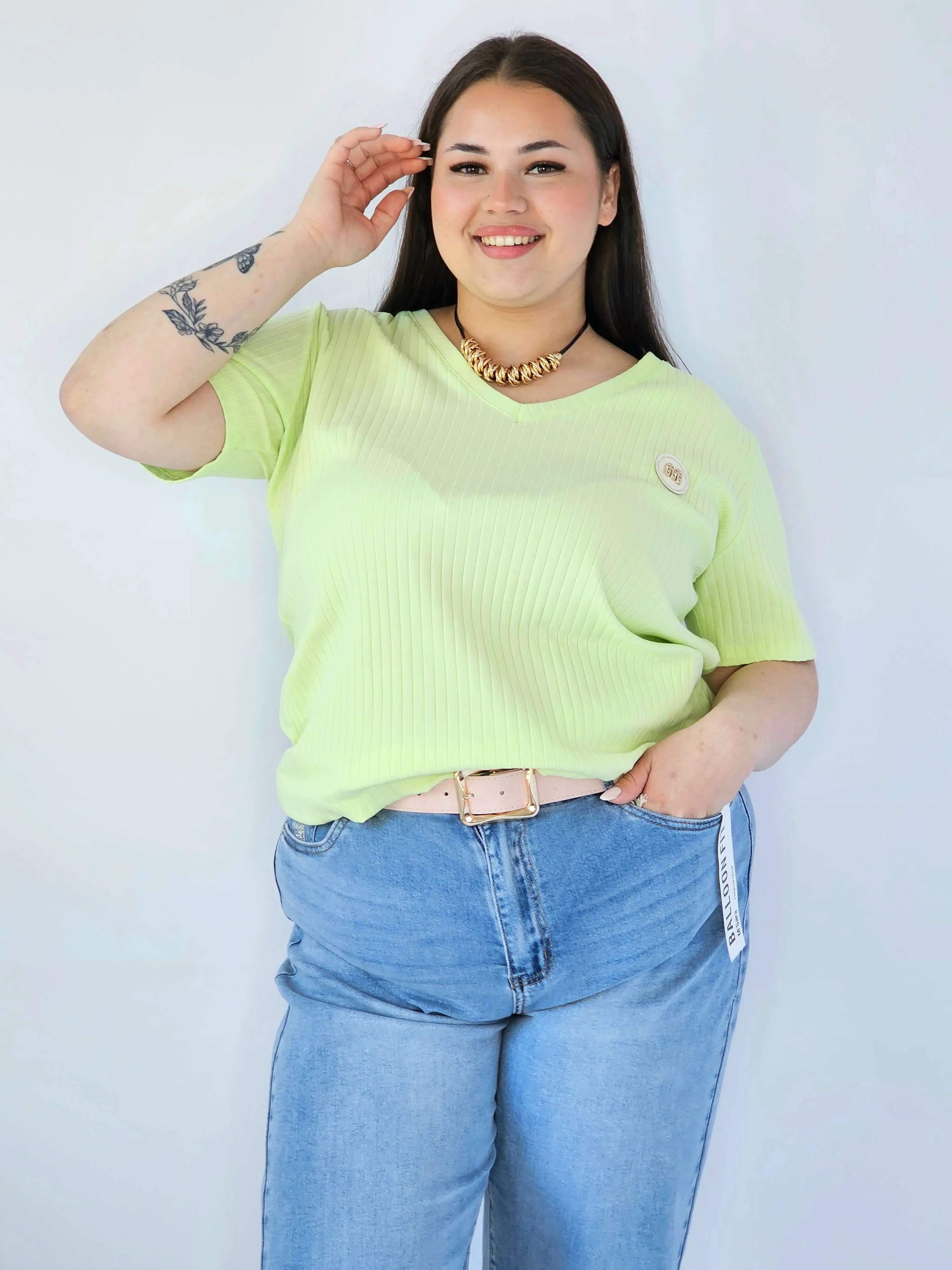Bluzka Plus Size Z Dekoltem V I Ozdobną Aplikacją - Image 9