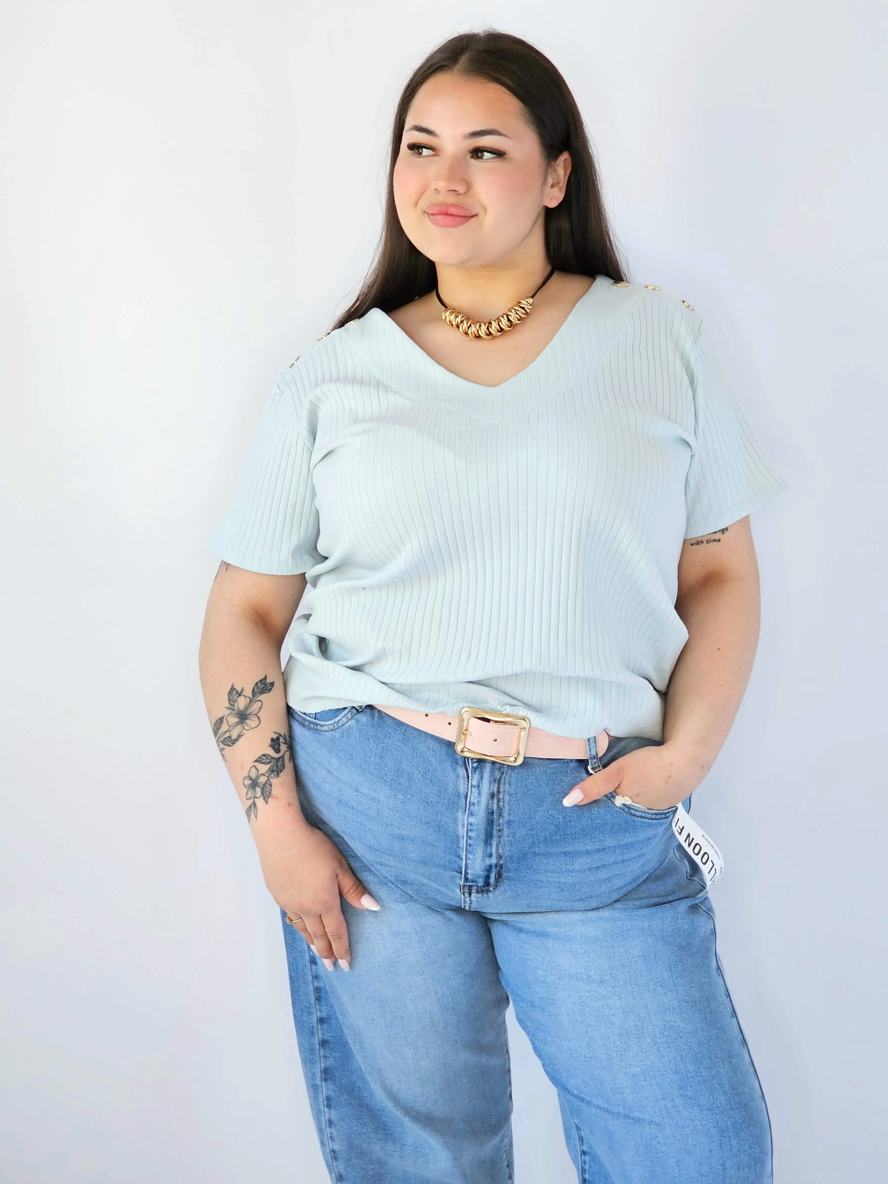 Bluzka Plus Size Z Dekoltem V I Ozdobnymi Detalami Na Ramionach - Image 10