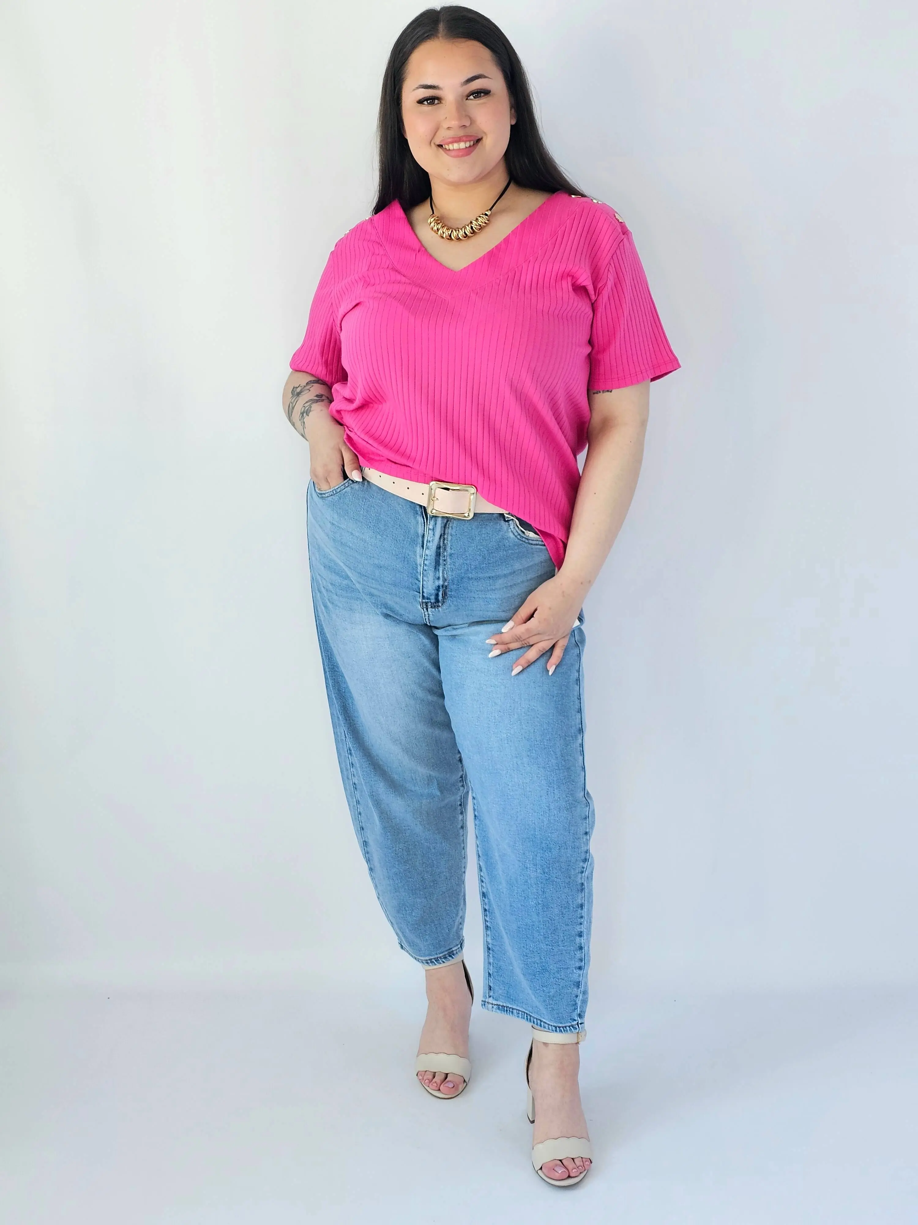 Bluzka Plus Size Z Dekoltem V I Ozdobnymi Detalami Na Ramionach - Image 12