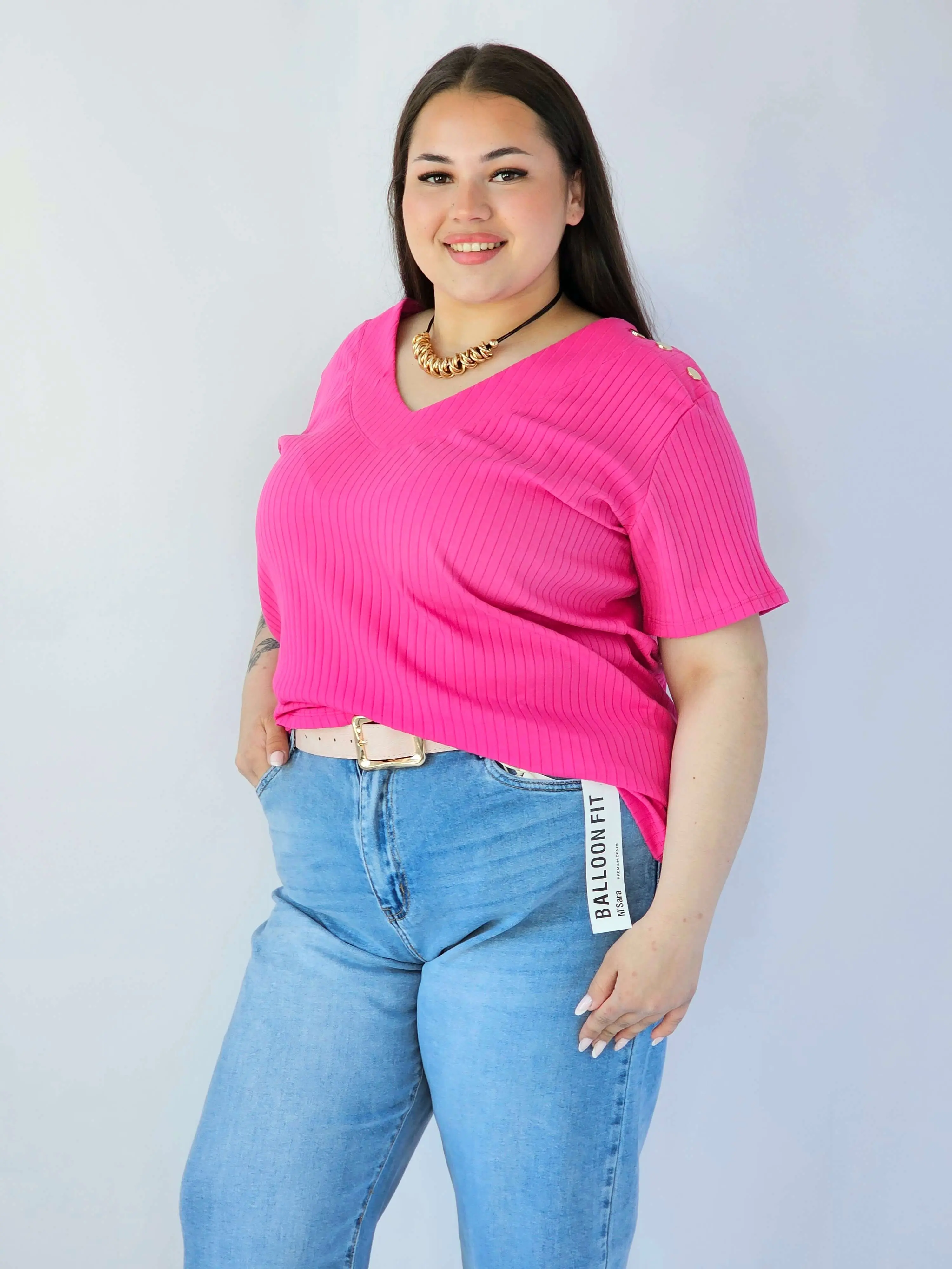 Bluzka Plus Size Z Dekoltem V I Ozdobnymi Detalami Na Ramionach - Image 13