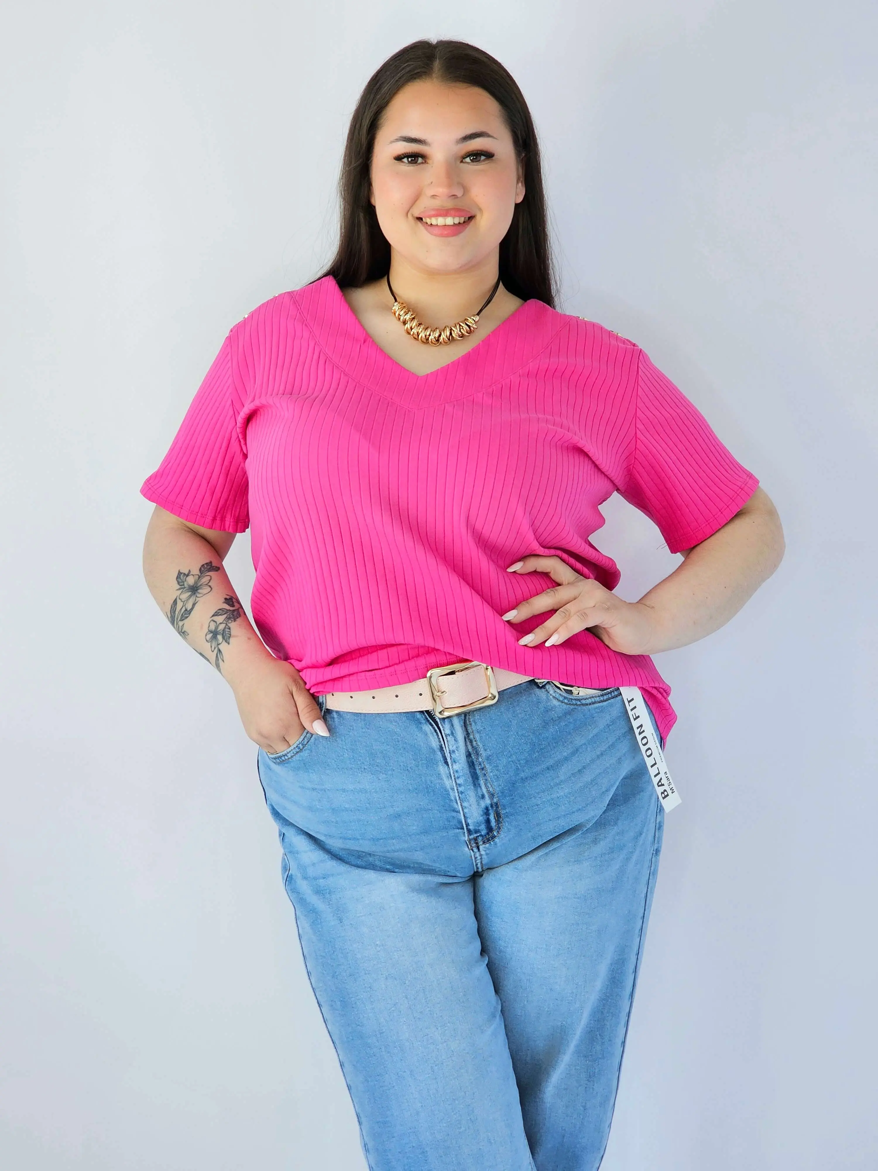 Bluzka Plus Size Z Dekoltem V I Ozdobnymi Detalami Na Ramionach - Image 14