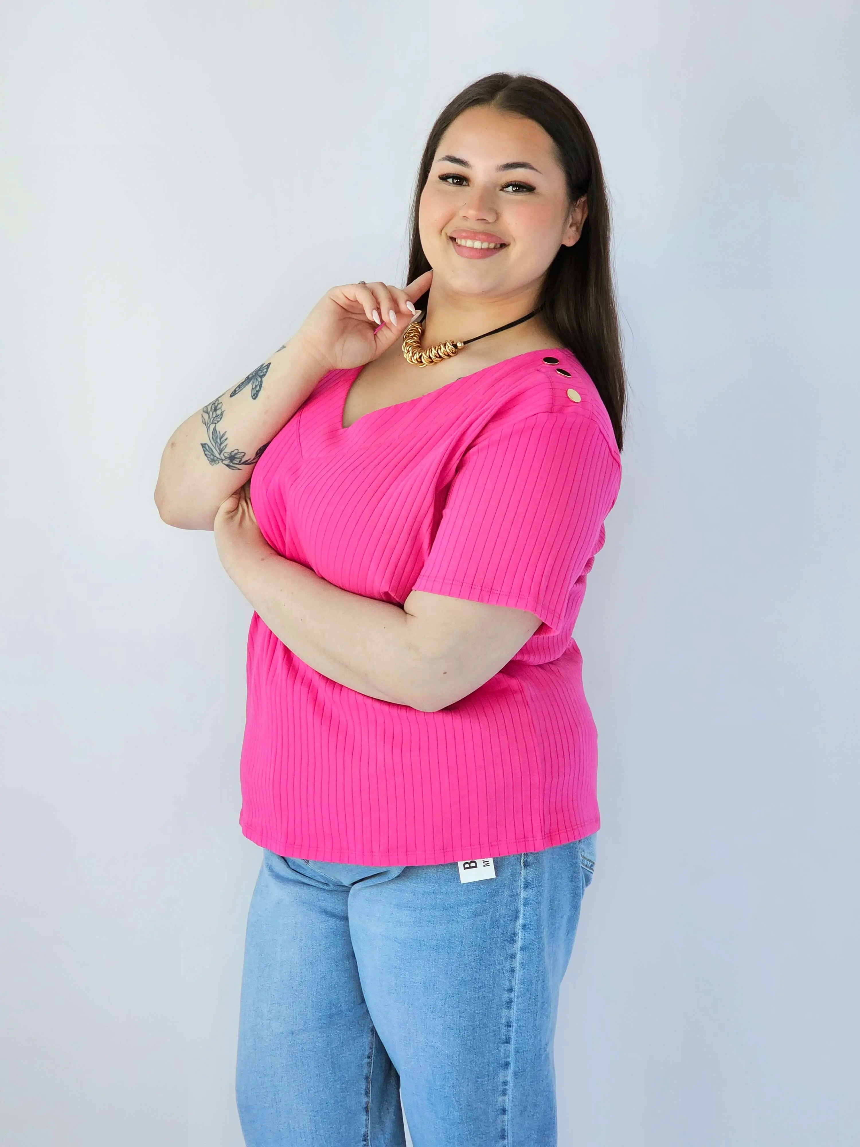 Bluzka Plus Size Z Dekoltem V I Ozdobnymi Detalami Na Ramionach - Image 15