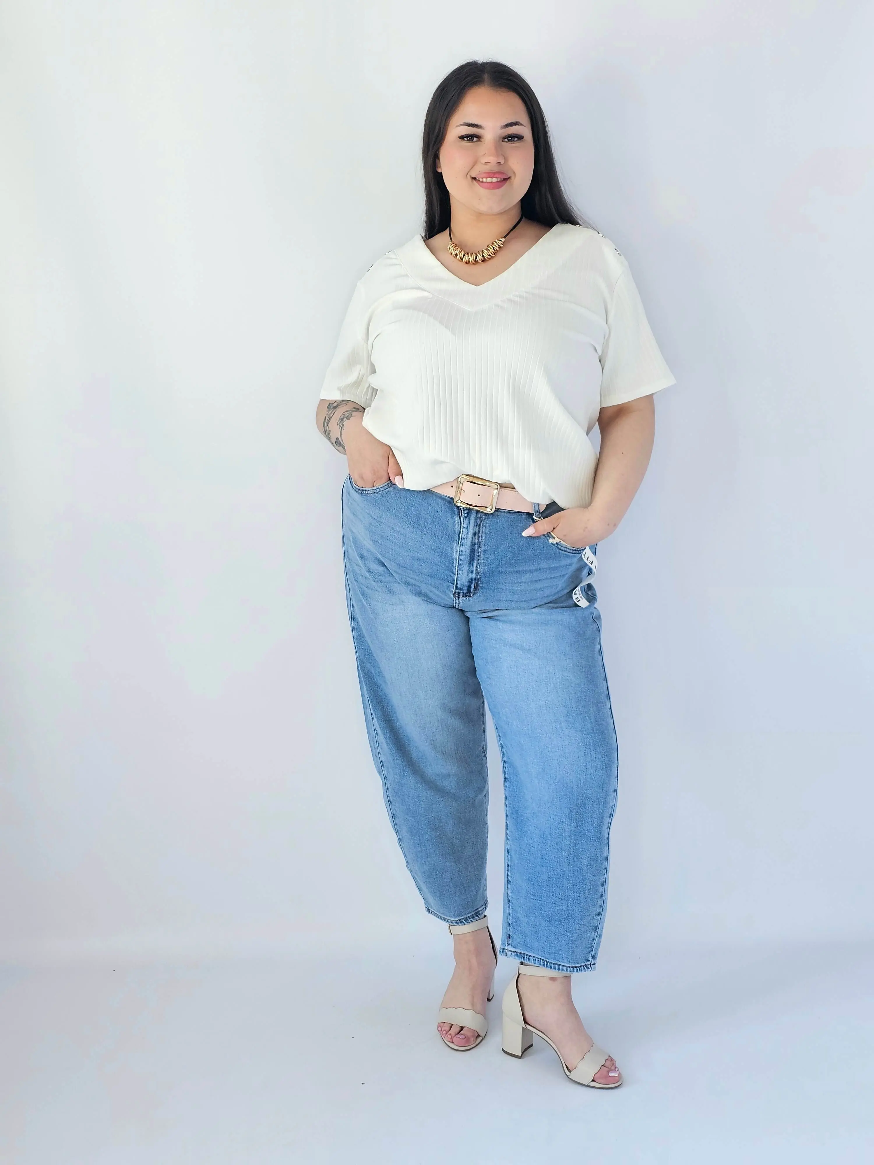 Bluzka Plus Size Z Dekoltem V I Ozdobnymi Detalami Na Ramionach - Image 16