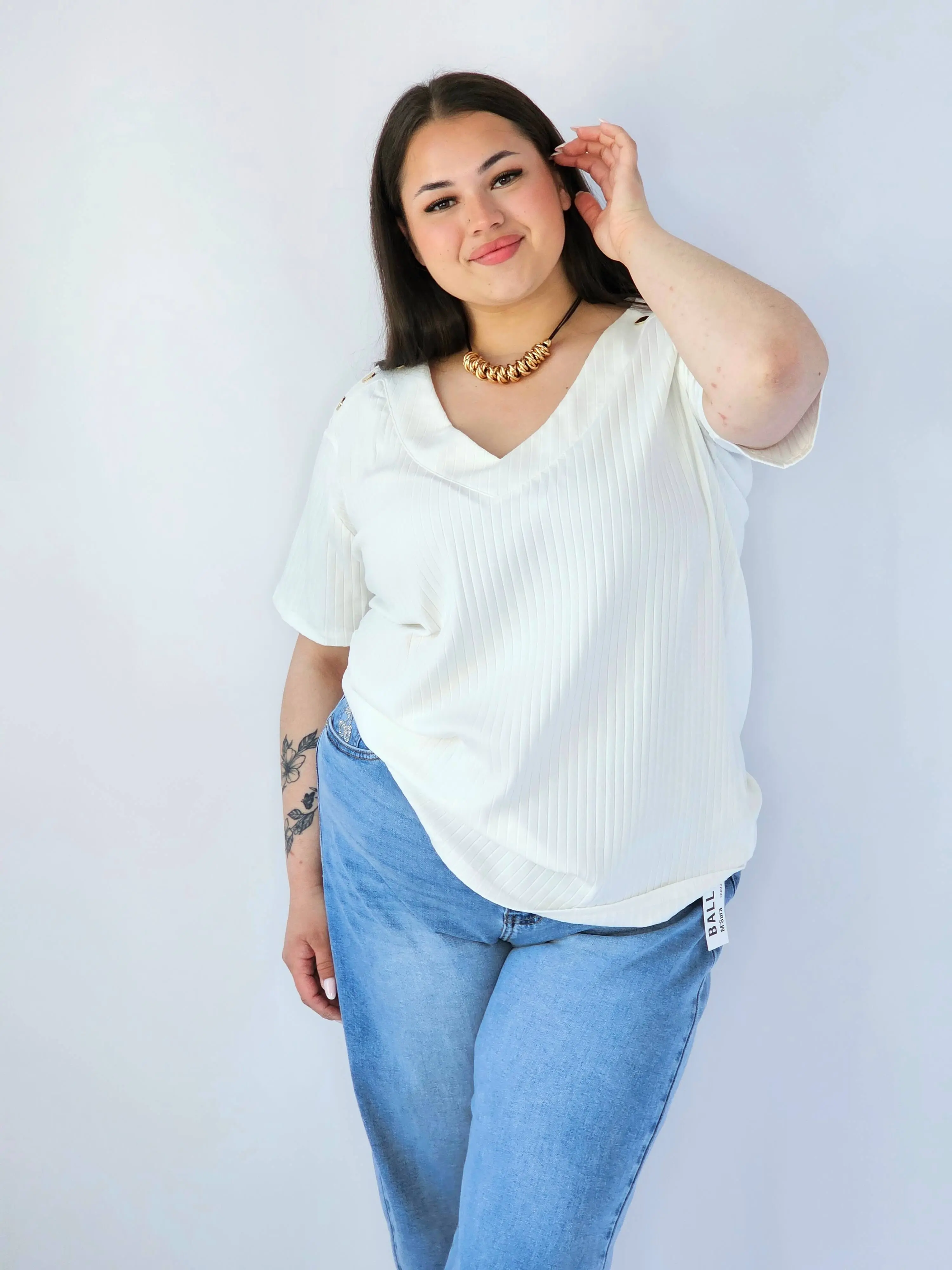 Bluzka Plus Size Z Dekoltem V I Ozdobnymi Detalami Na Ramionach - Image 18