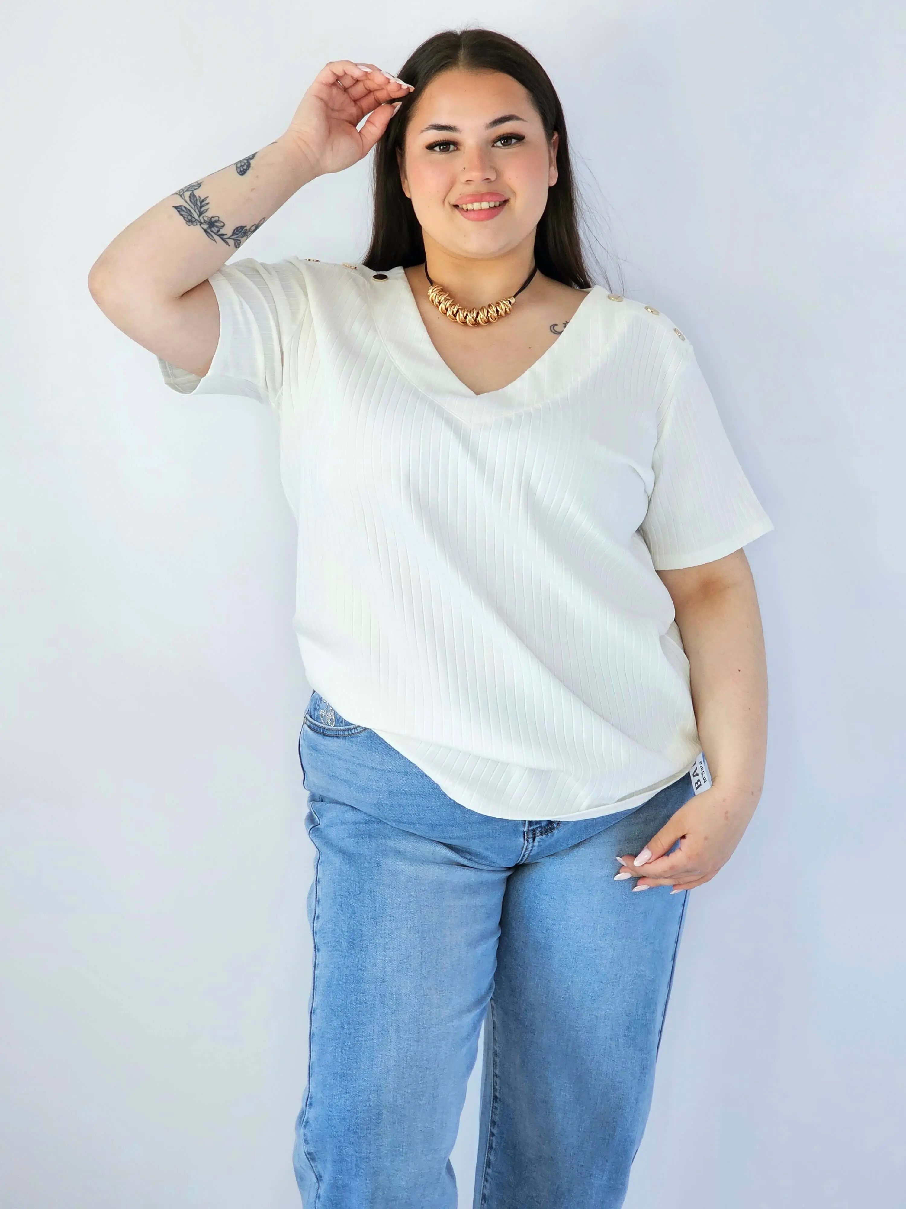 Bluzka Plus Size Z Dekoltem V I Ozdobnymi Detalami Na Ramionach - Image 19