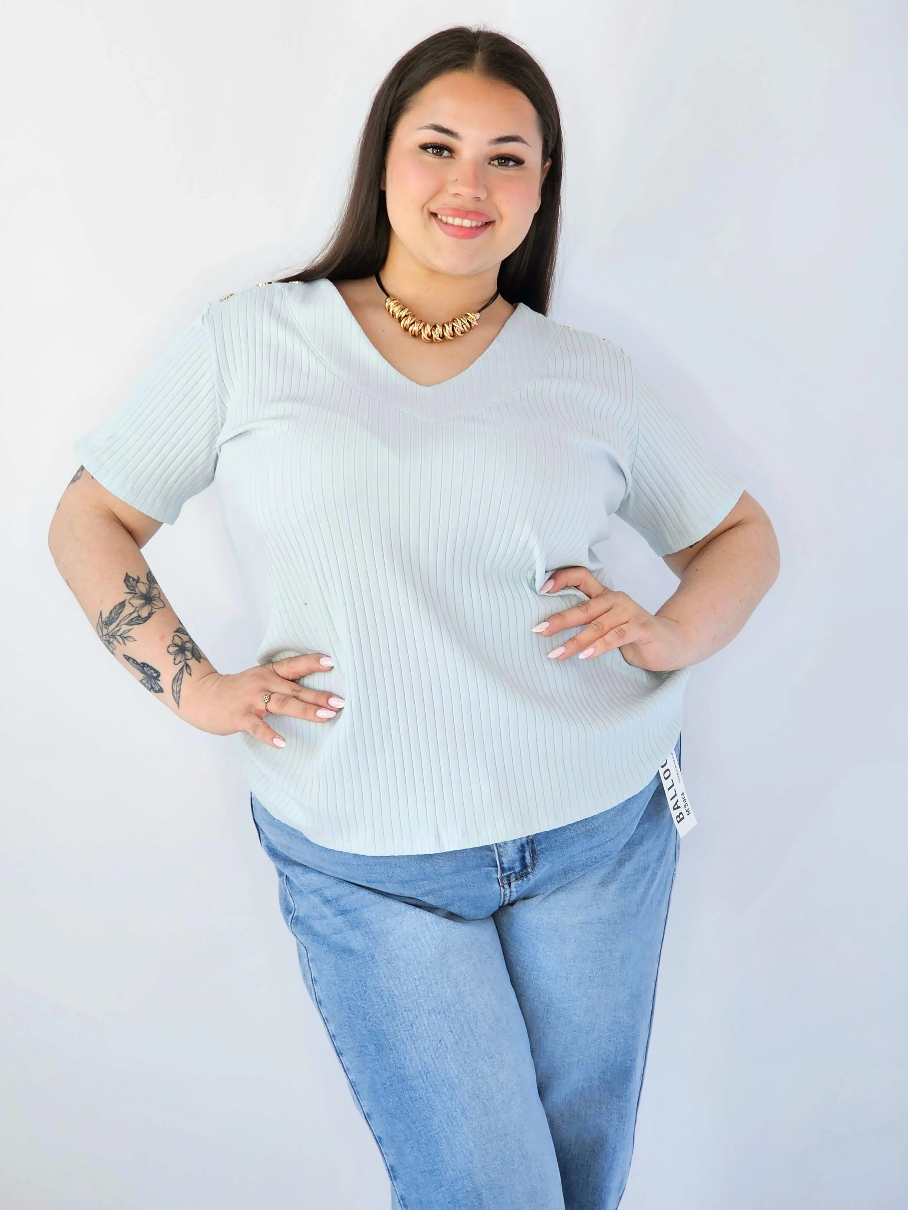 Bluzka Plus Size Z Dekoltem V I Ozdobnymi Detalami Na Ramionach - Image 2