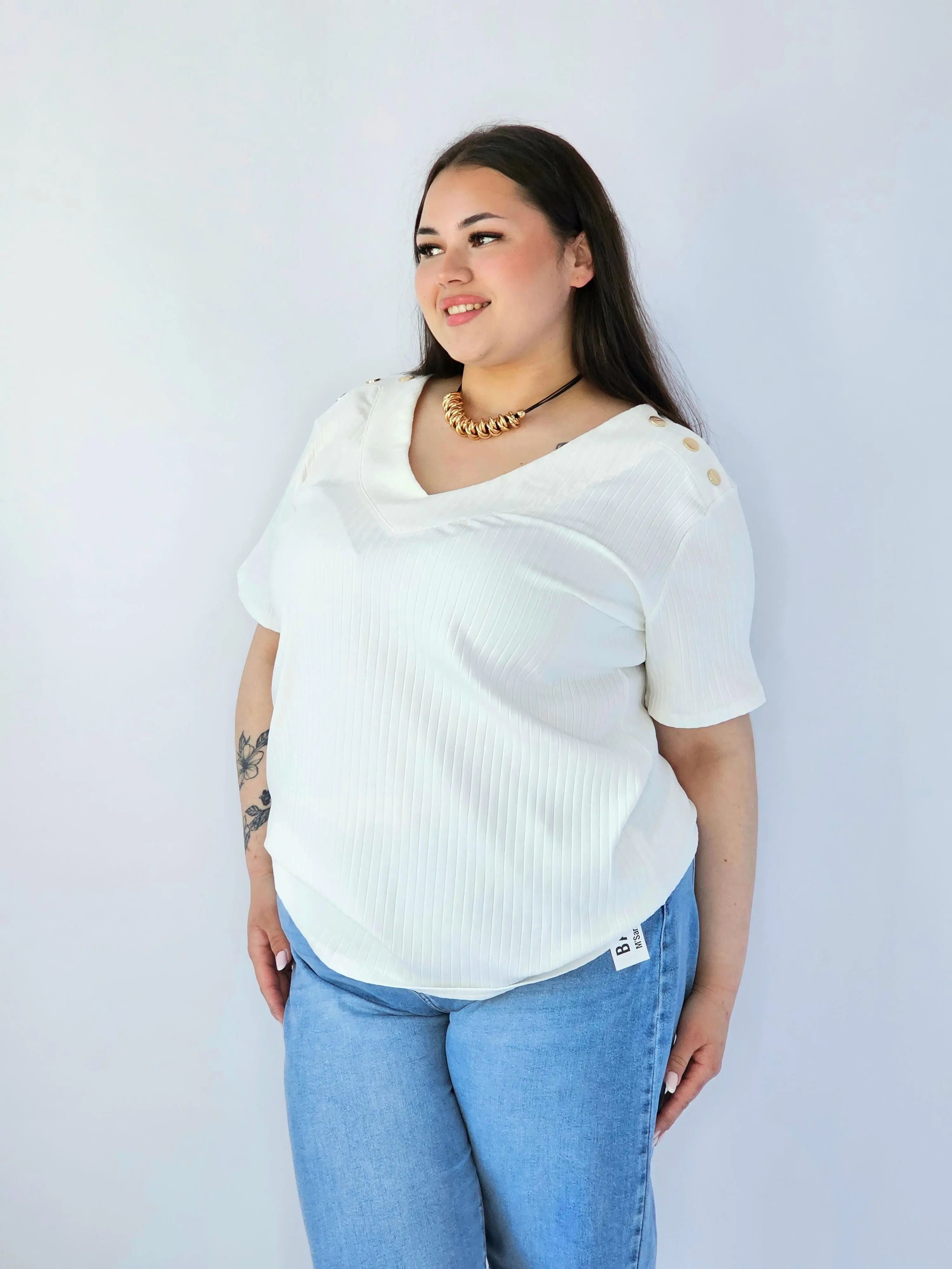 Bluzka Plus Size Z Dekoltem V I Ozdobnymi Detalami Na Ramionach - Image 20