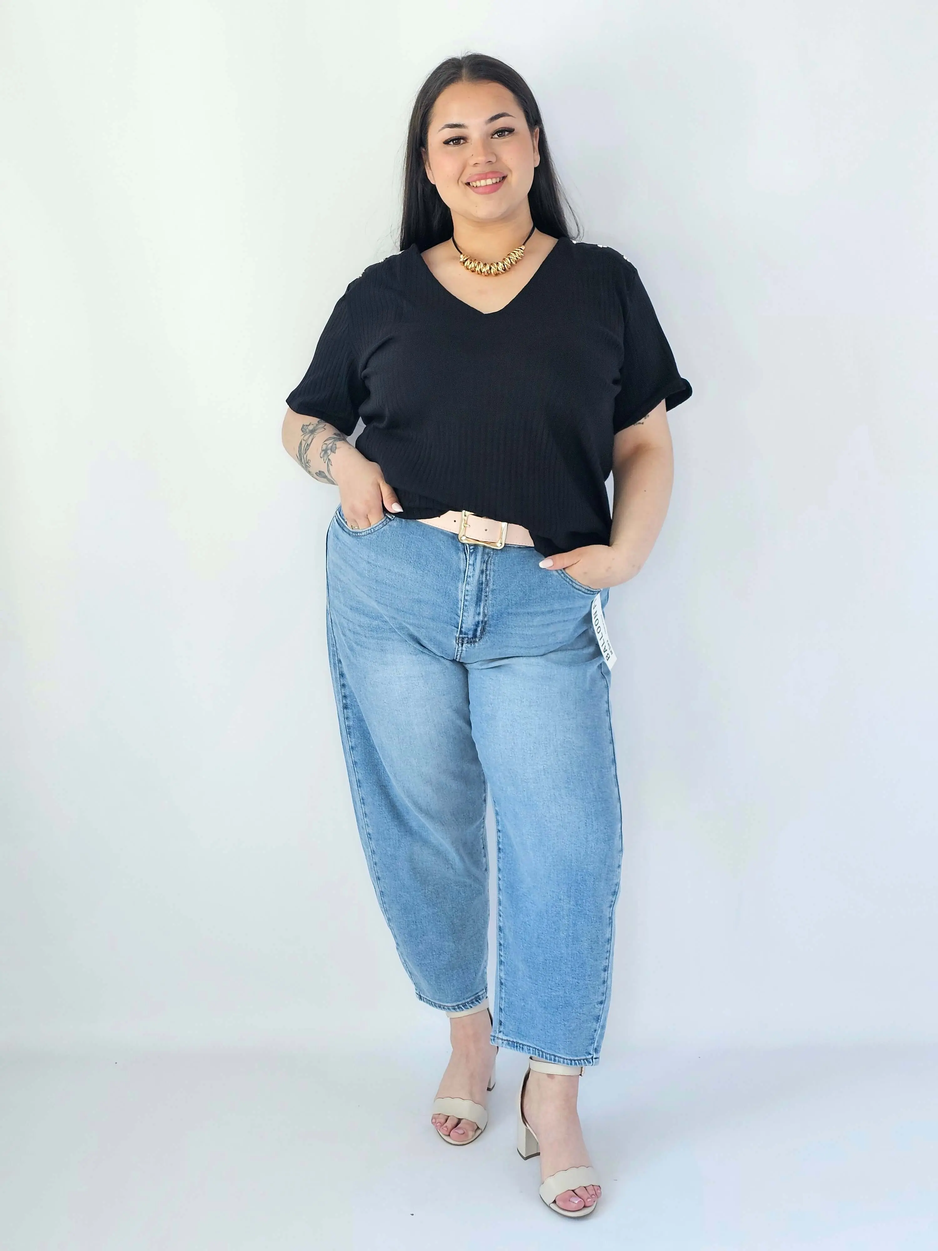 Bluzka Plus Size Z Dekoltem V I Ozdobnymi Detalami Na Ramionach - Image 21