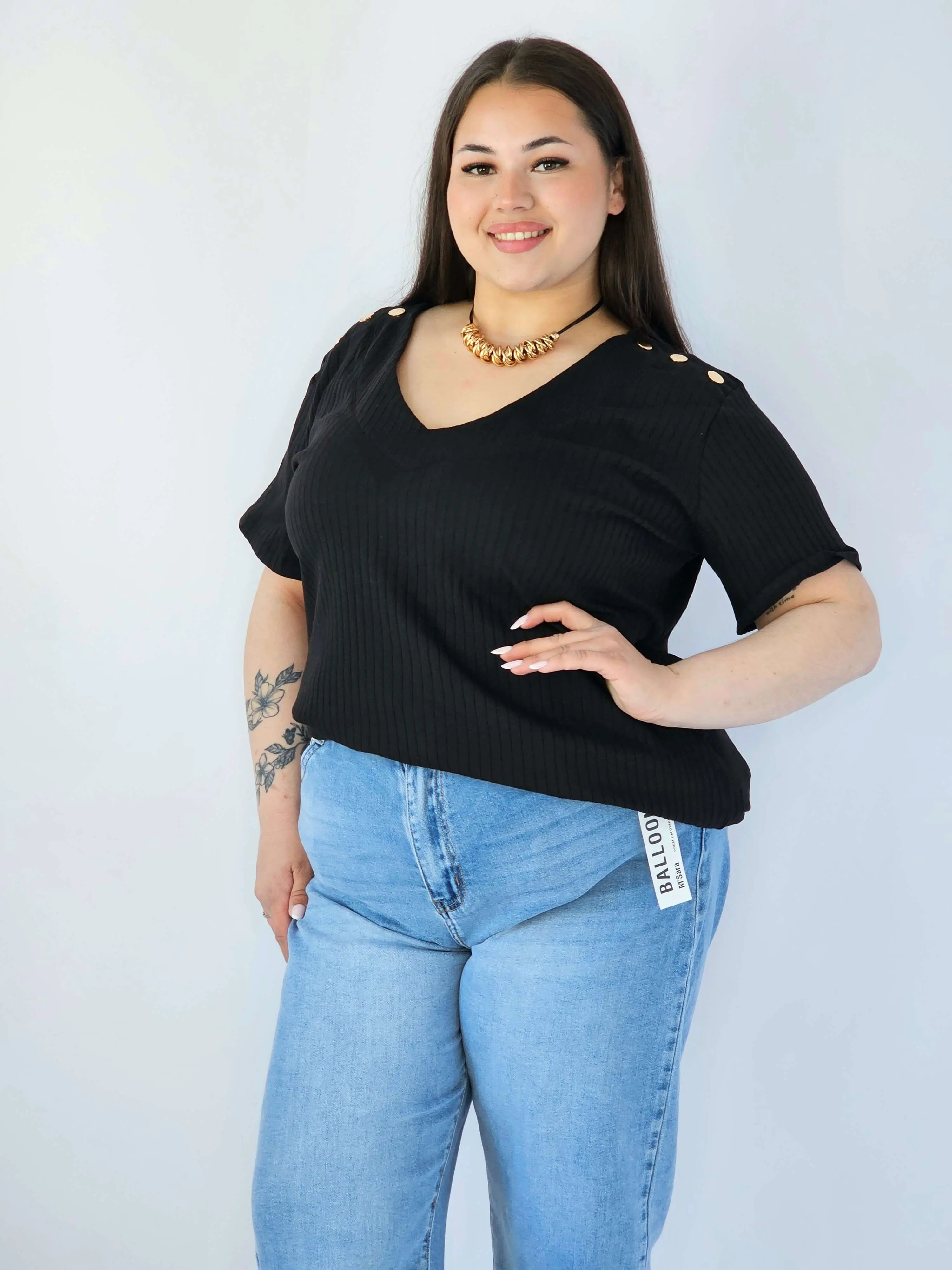 Bluzka Plus Size Z Dekoltem V I Ozdobnymi Detalami Na Ramionach - Image 23