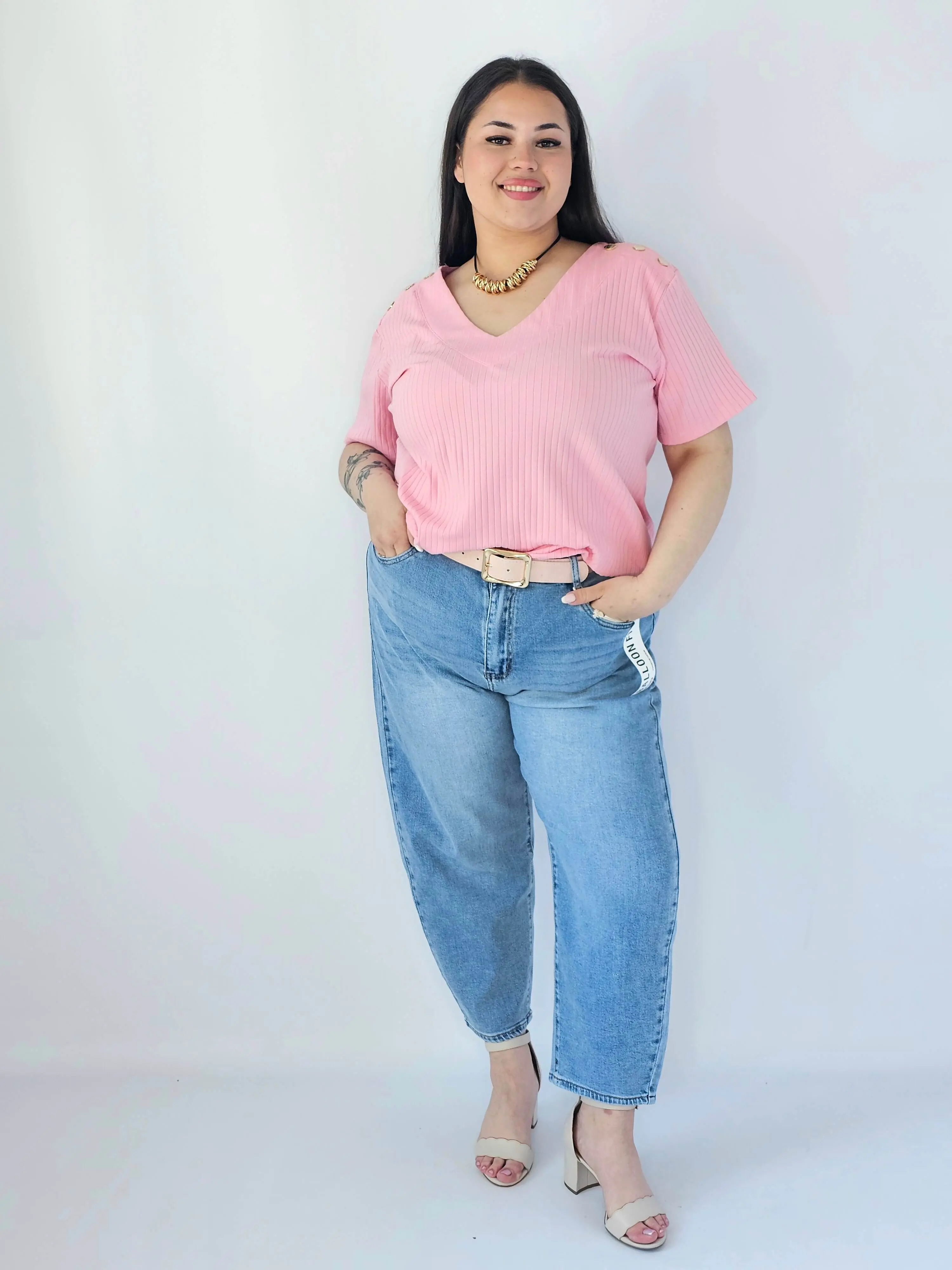 Bluzka Plus Size Z Dekoltem V I Ozdobnymi Detalami Na Ramionach - Image 24