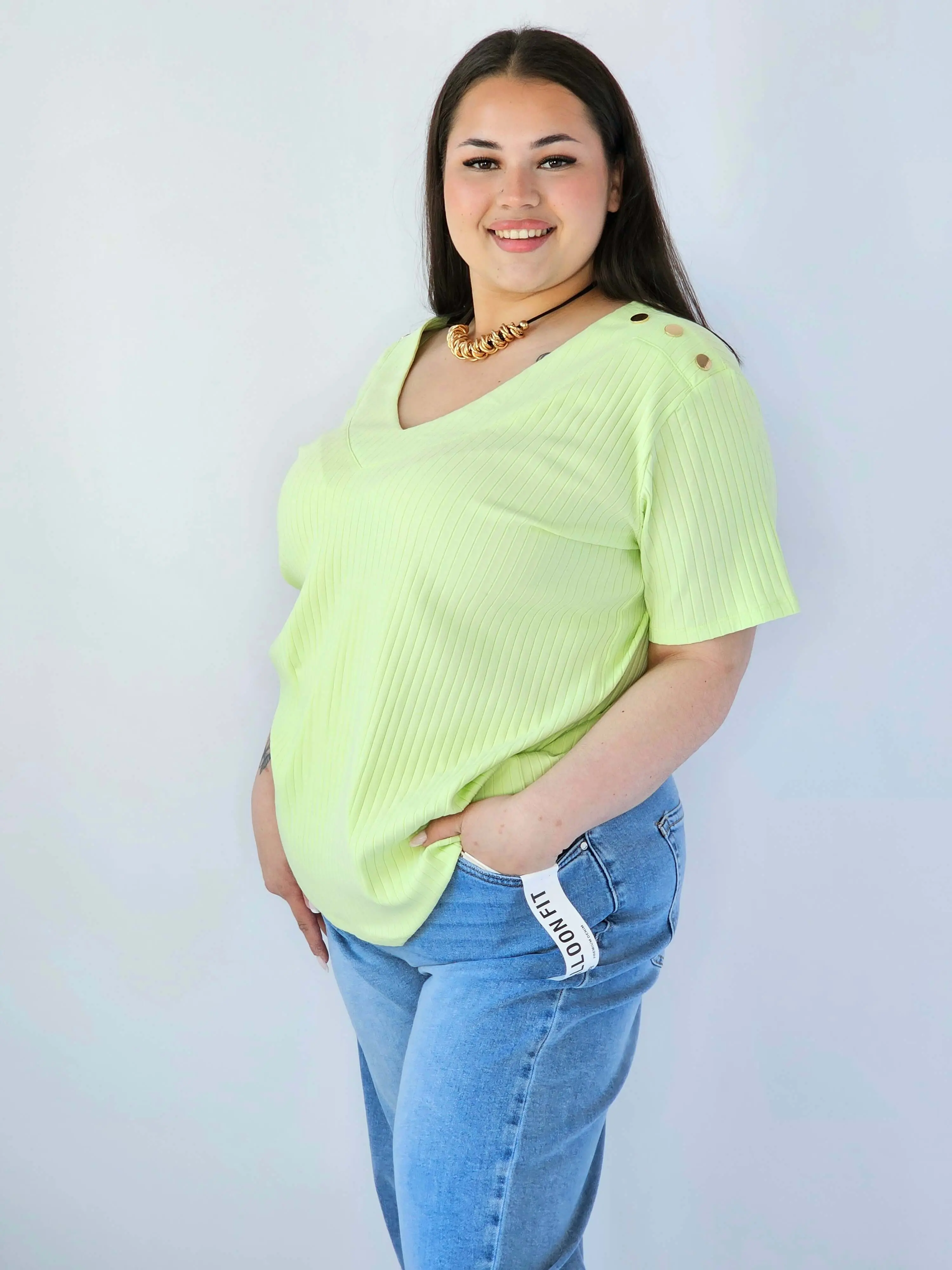 Bluzka Plus Size Z Dekoltem V I Ozdobnymi Detalami Na Ramionach - Image 28