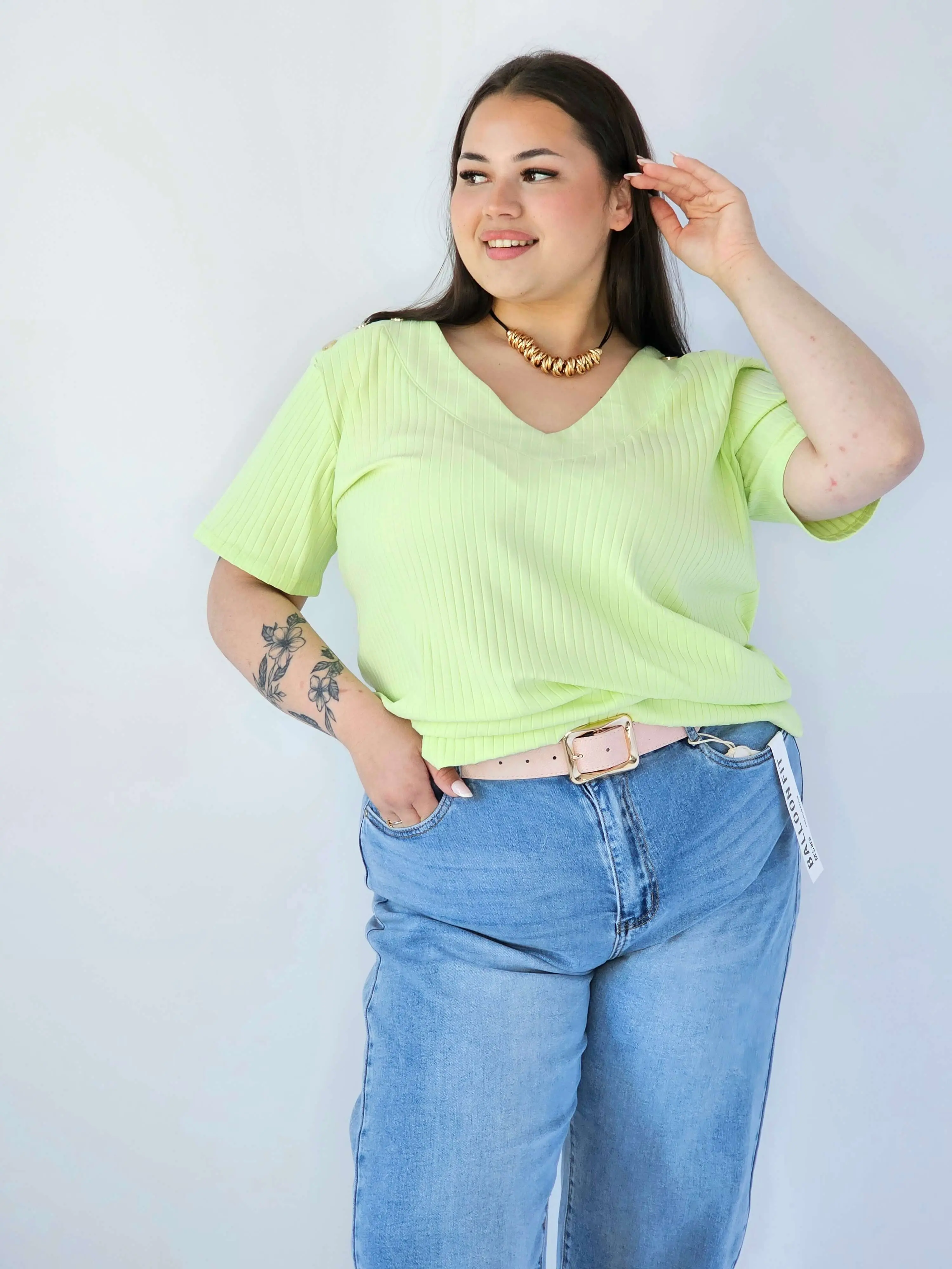 Bluzka Plus Size Z Dekoltem V I Ozdobnymi Detalami Na Ramionach - Image 29