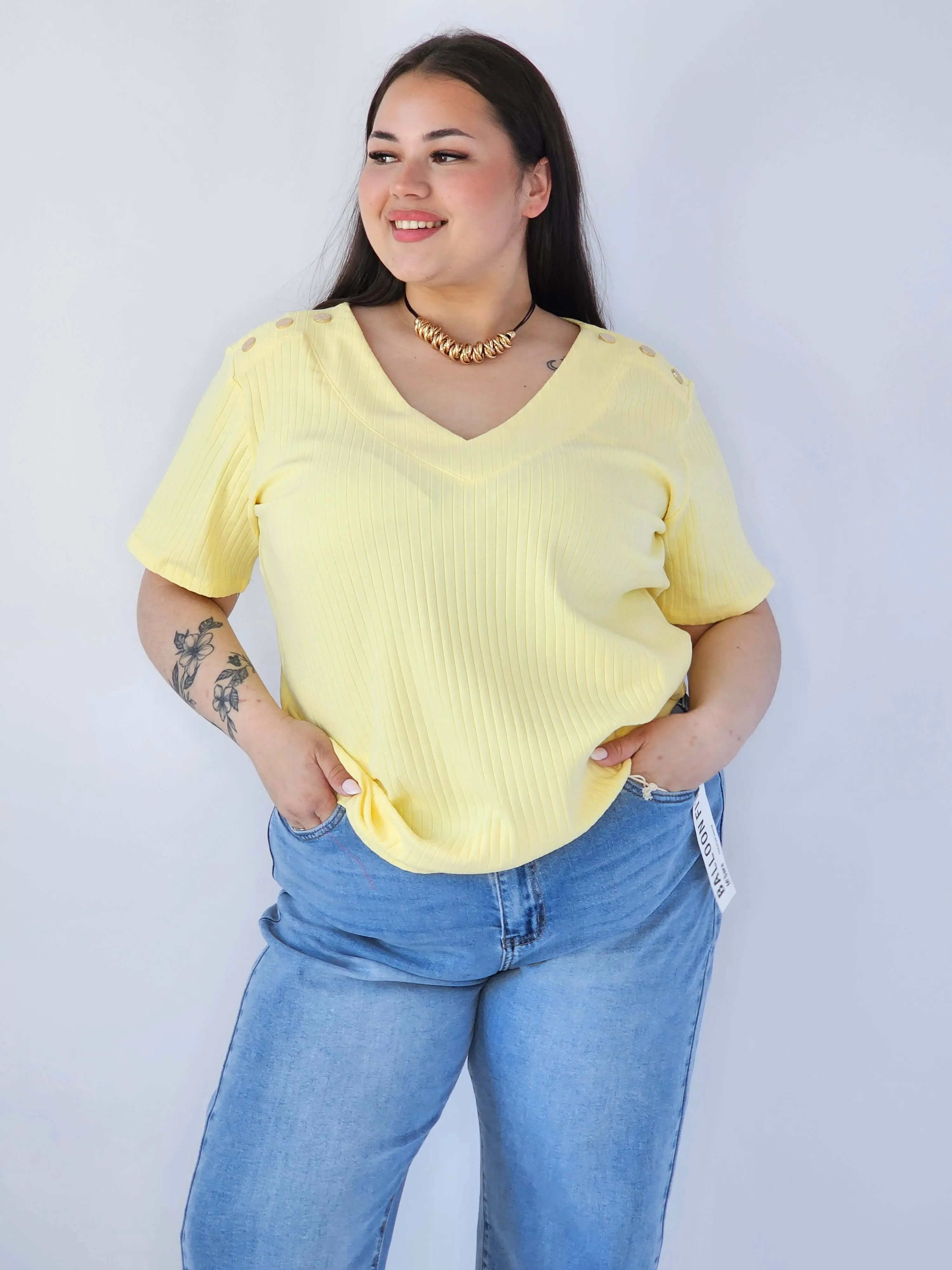 Bluzka Plus Size Z Dekoltem V I Ozdobnymi Detalami Na Ramionach - Image 3